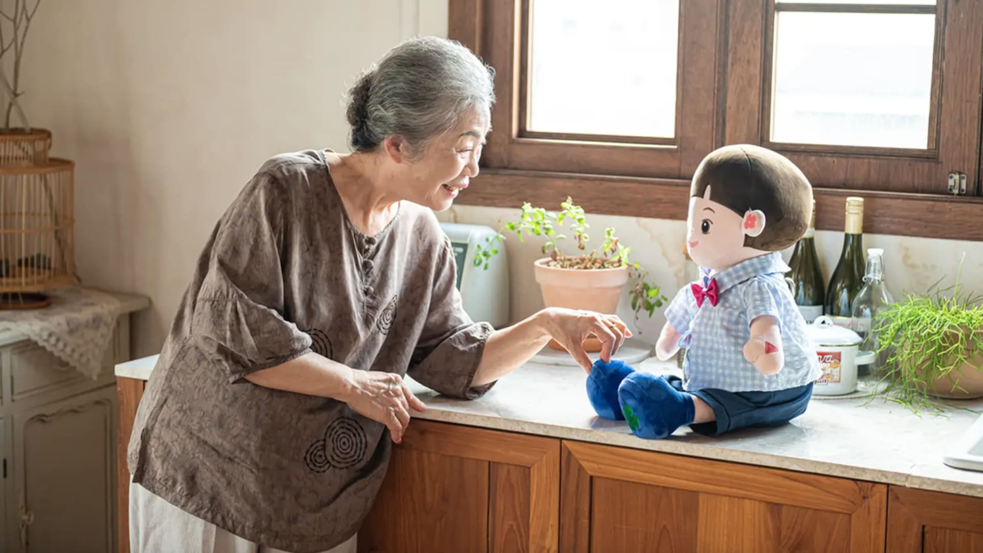 "الجدة الروبوت".. دمى أنيسة تخّفف من وطأة عزلة كبار السن في كوريا الجنوبية وترعاهم