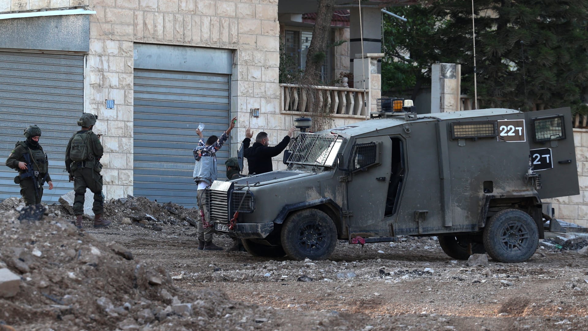 الجيش الإسرائيلي يقتل رجلين بعد استسلامهما على ما يبدو خلال عملية في الضفة الغربية