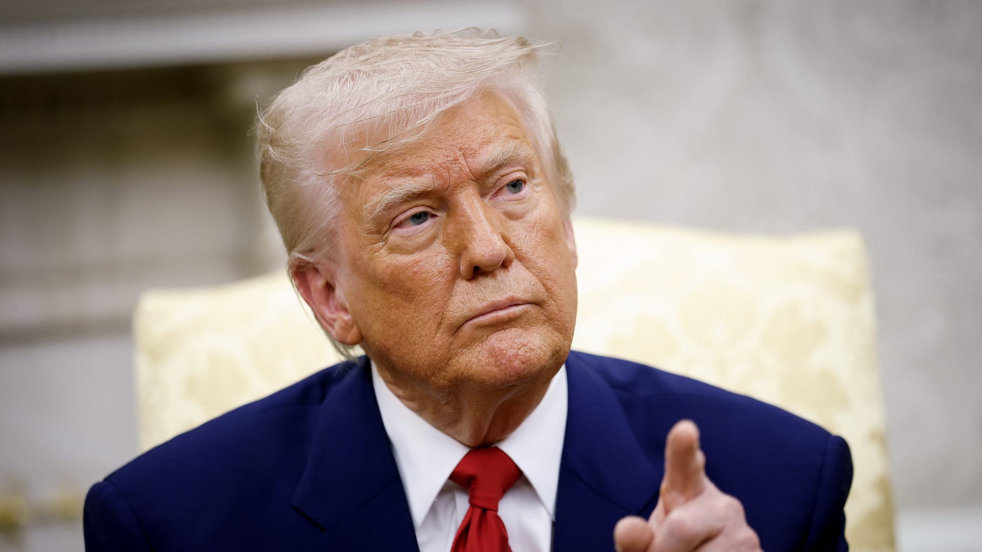 ترامب سيعفو عن رئيس دولة سابق يقضي عقوبة في قضية تهريب مخدرات.. ويوضح السبب