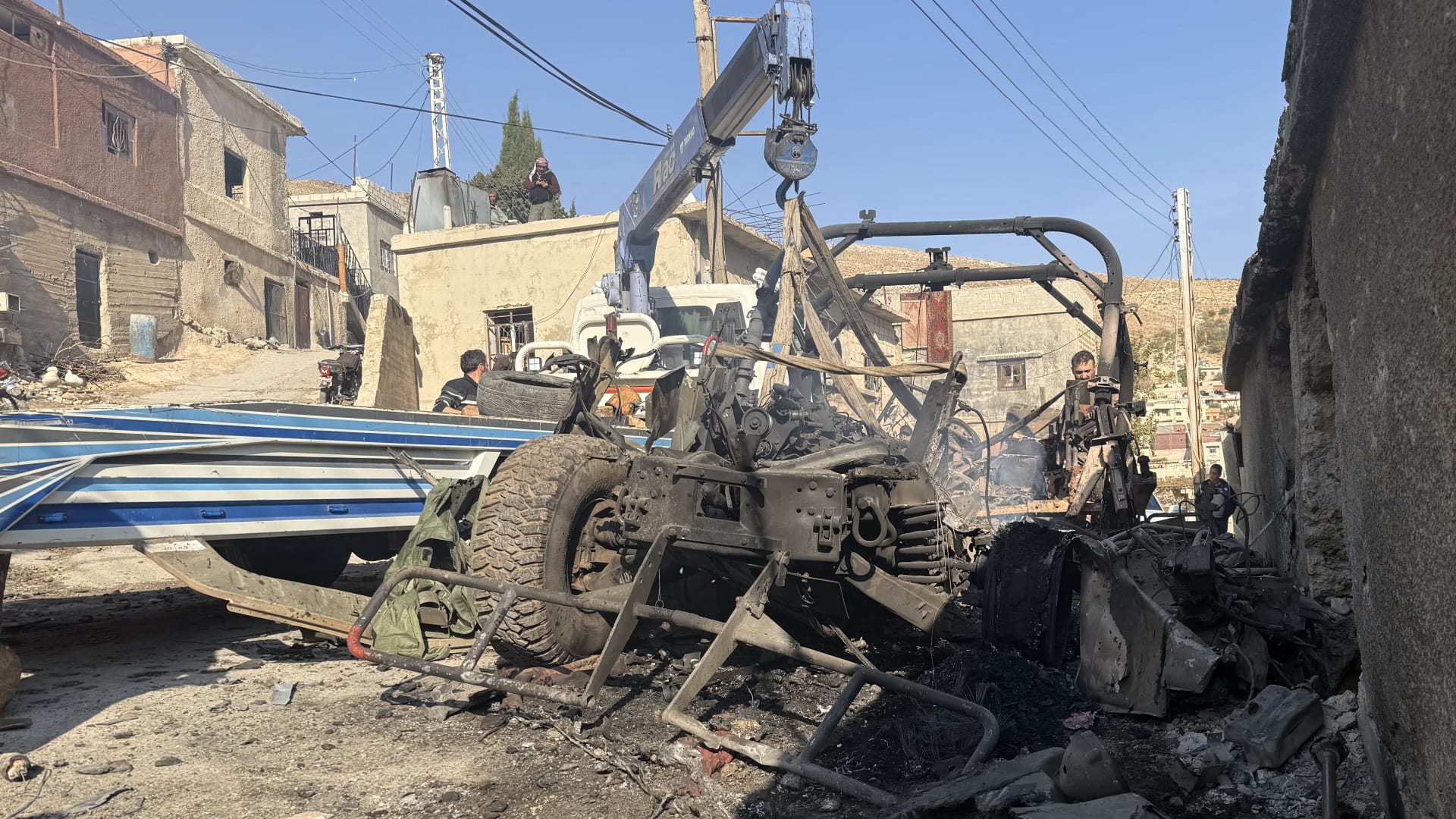 سوريا.. صور همفي محترقة وشظايا بعد عملية بيت جن بريف دمشق والجامعة العربية تعقب ببيان