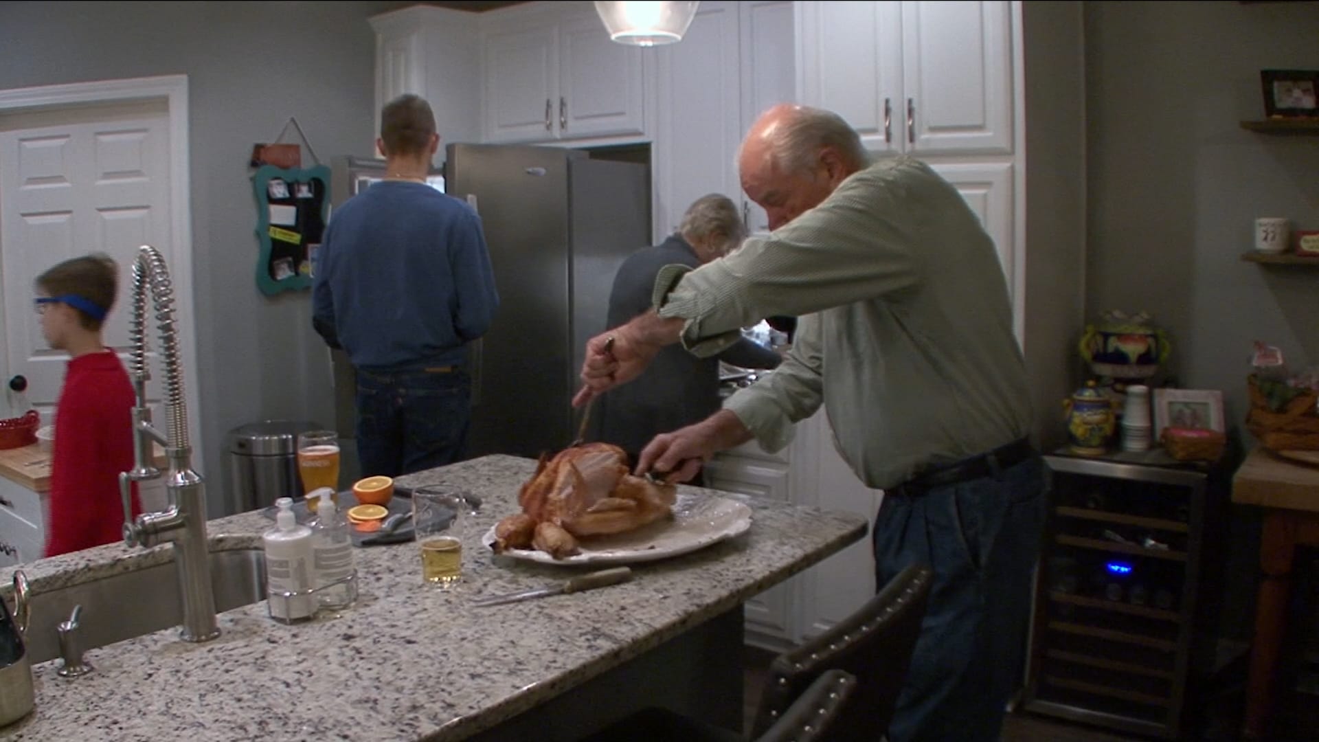 "المشي لطرد الغازات".. كيف ينقذك بعد وجبة عيد الشكر الدسمة؟