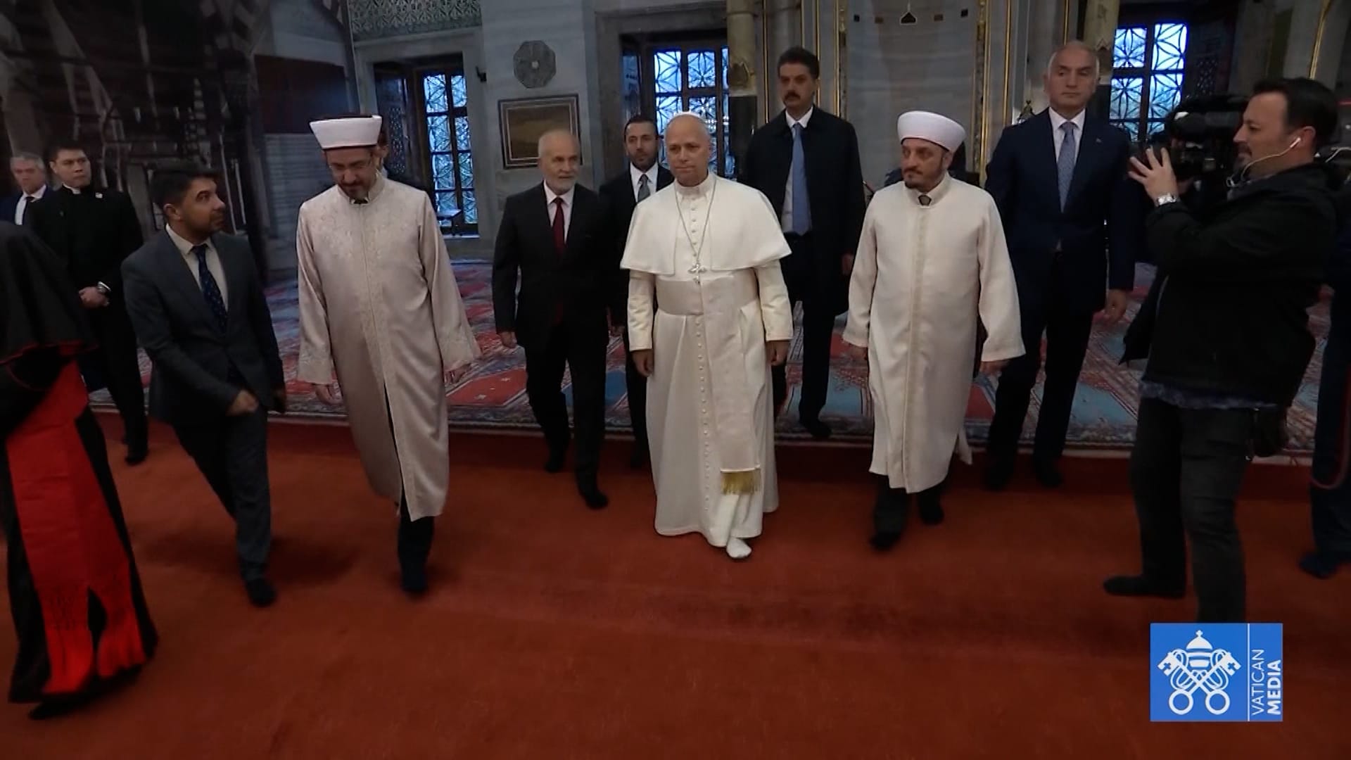 خلع حذاءه وتجول فيه.. شاهد البابا لاون يزور المسجد الأزرق في تركيا