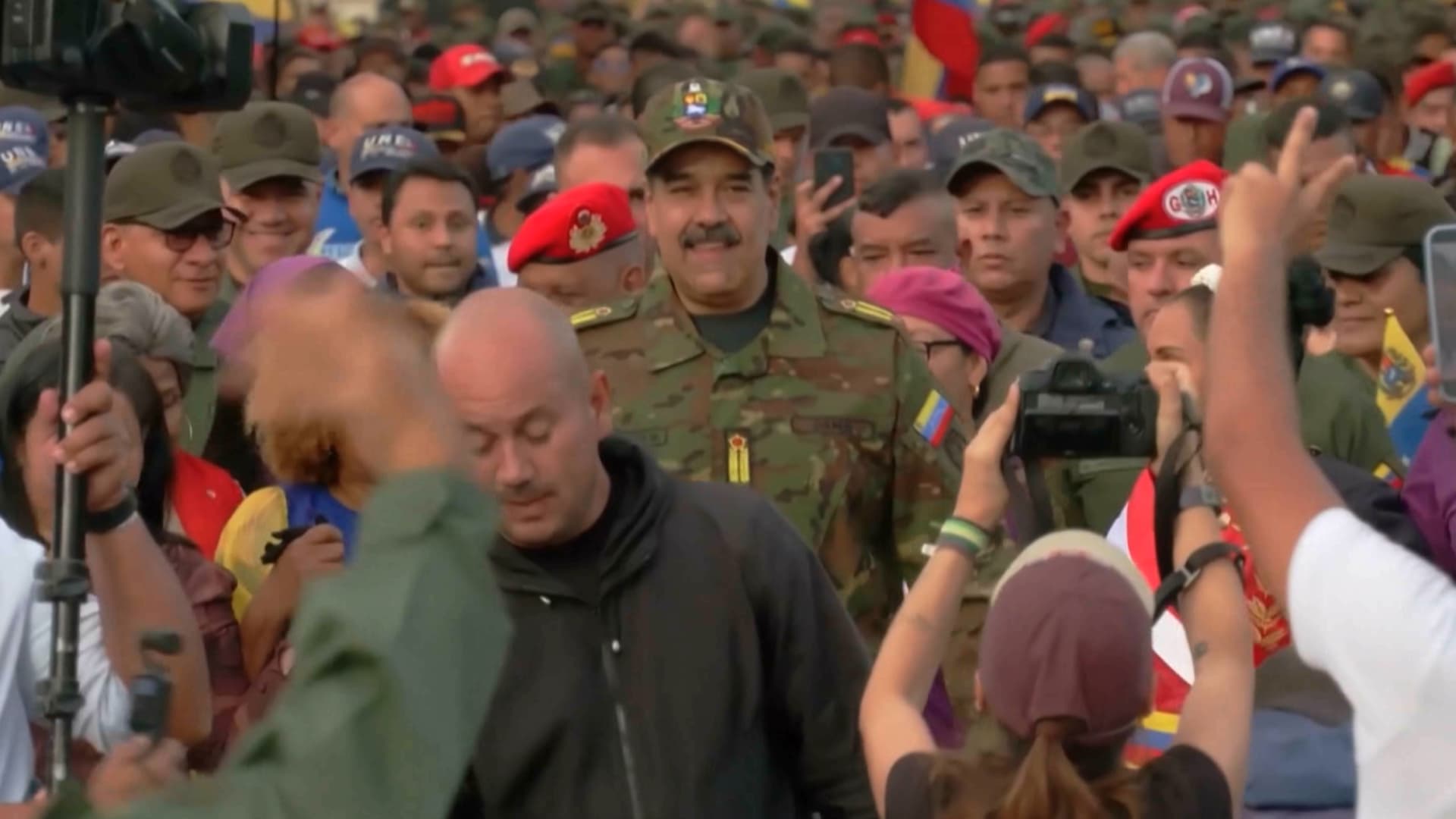 مادورو محاطًا برجال يرتدون الزي العسكري.. هل نشهد قريبًا مواجهة بين كاراكاس وواشنطن؟