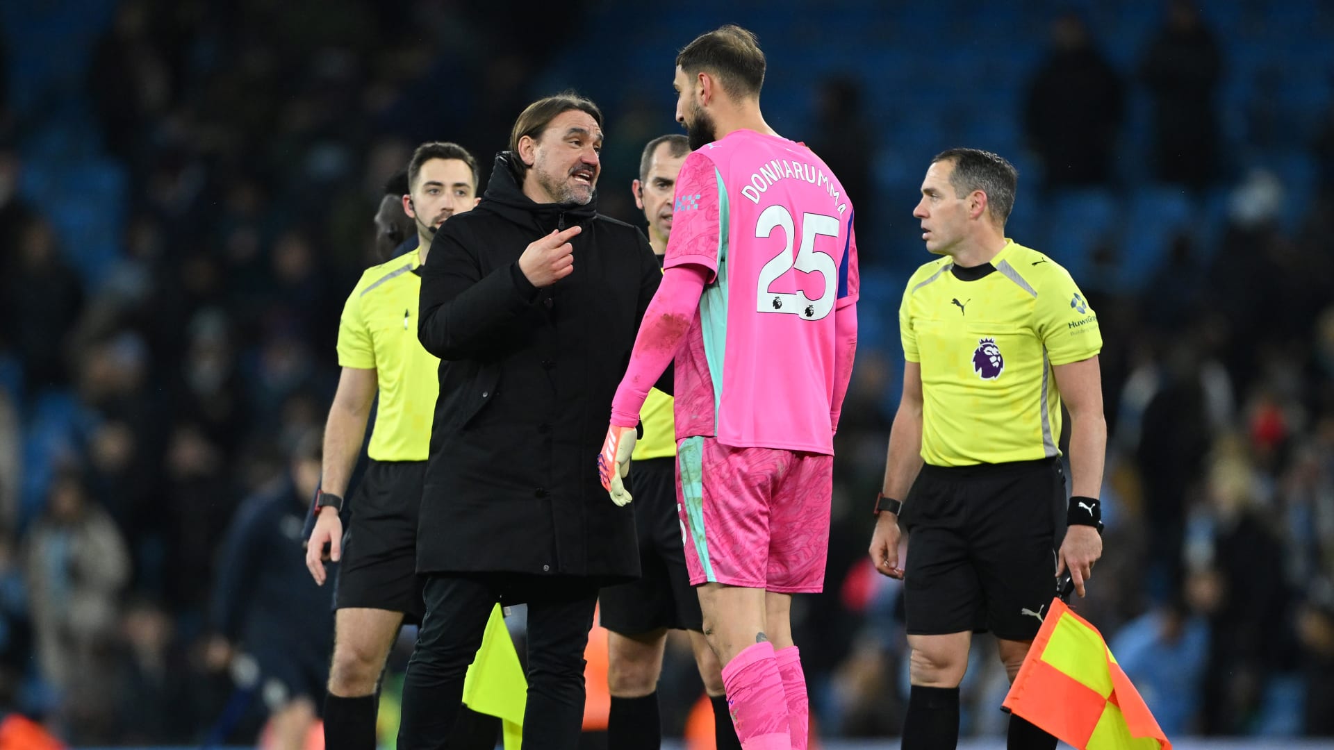 "خرق القواعد".. مدرب في البريميرليغ ينتقد دوناروما بسبب هذا التصرف