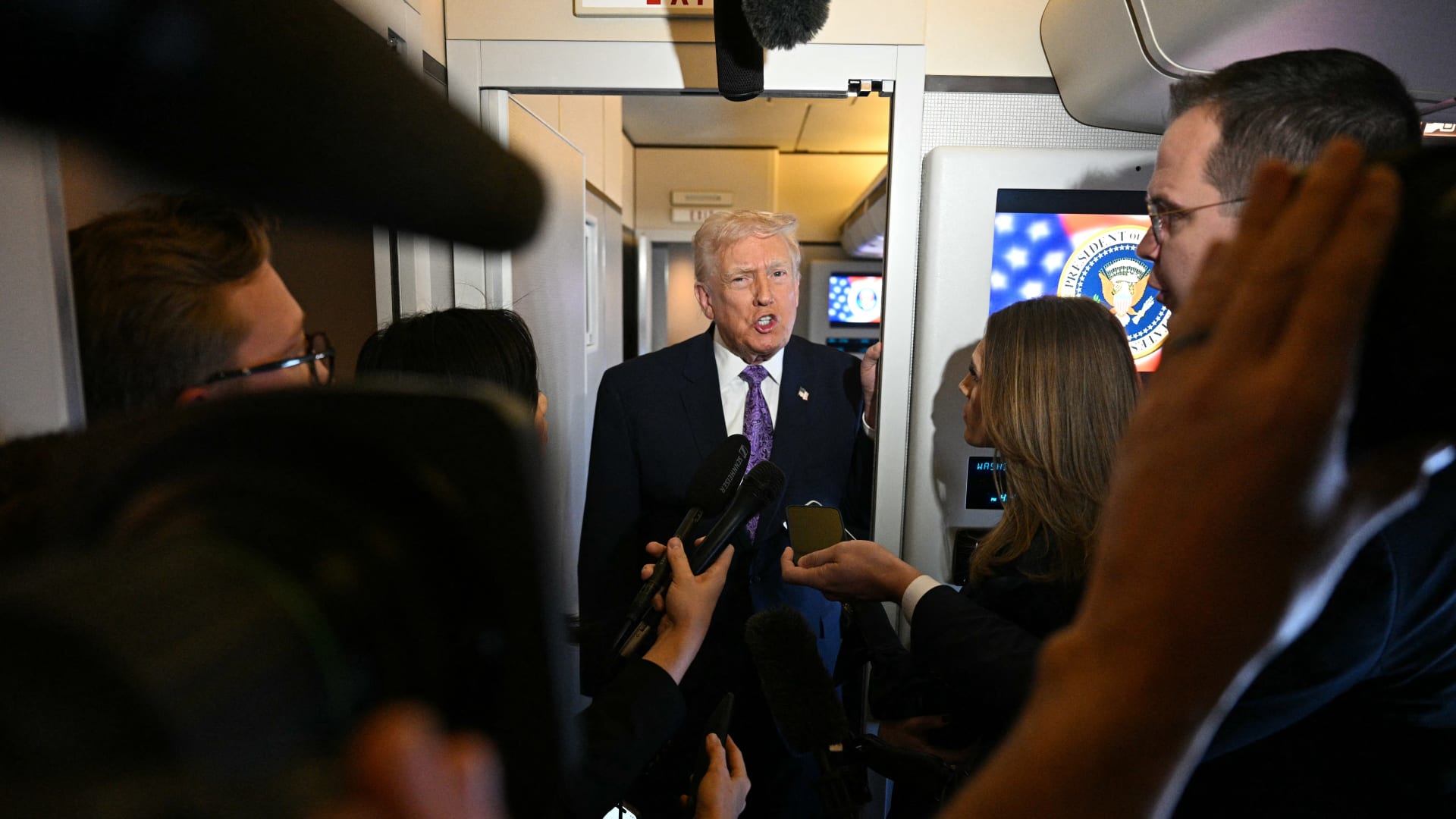 ترامب يكشف عن مكالمة مع رئيس فنزويلا ويوضح ما قصده بـ"غلق مجالها الجوي"