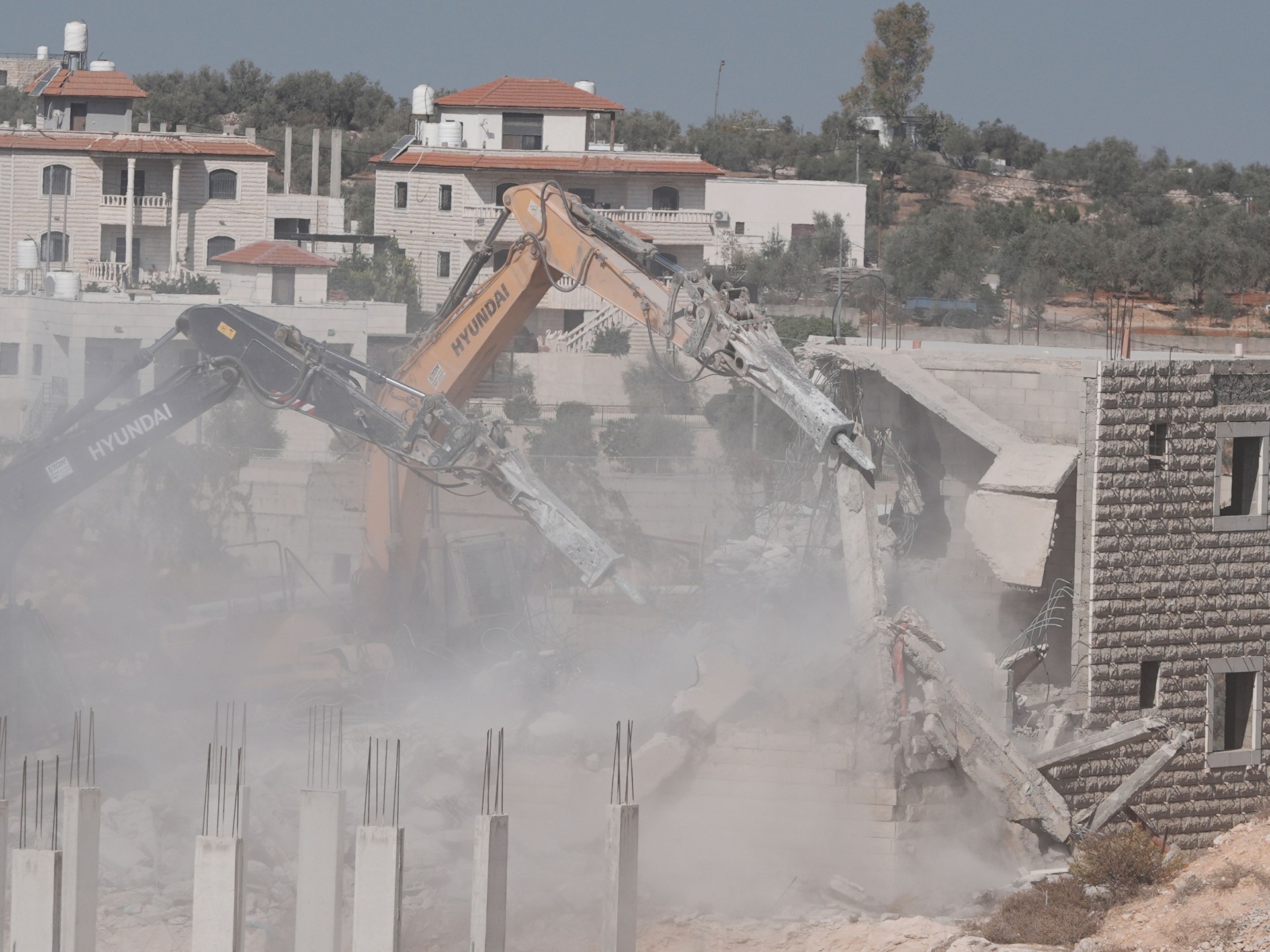 إسرائيل تهدم منزلين في بيت لحم واعتداءات للمستوطنين بنابلس