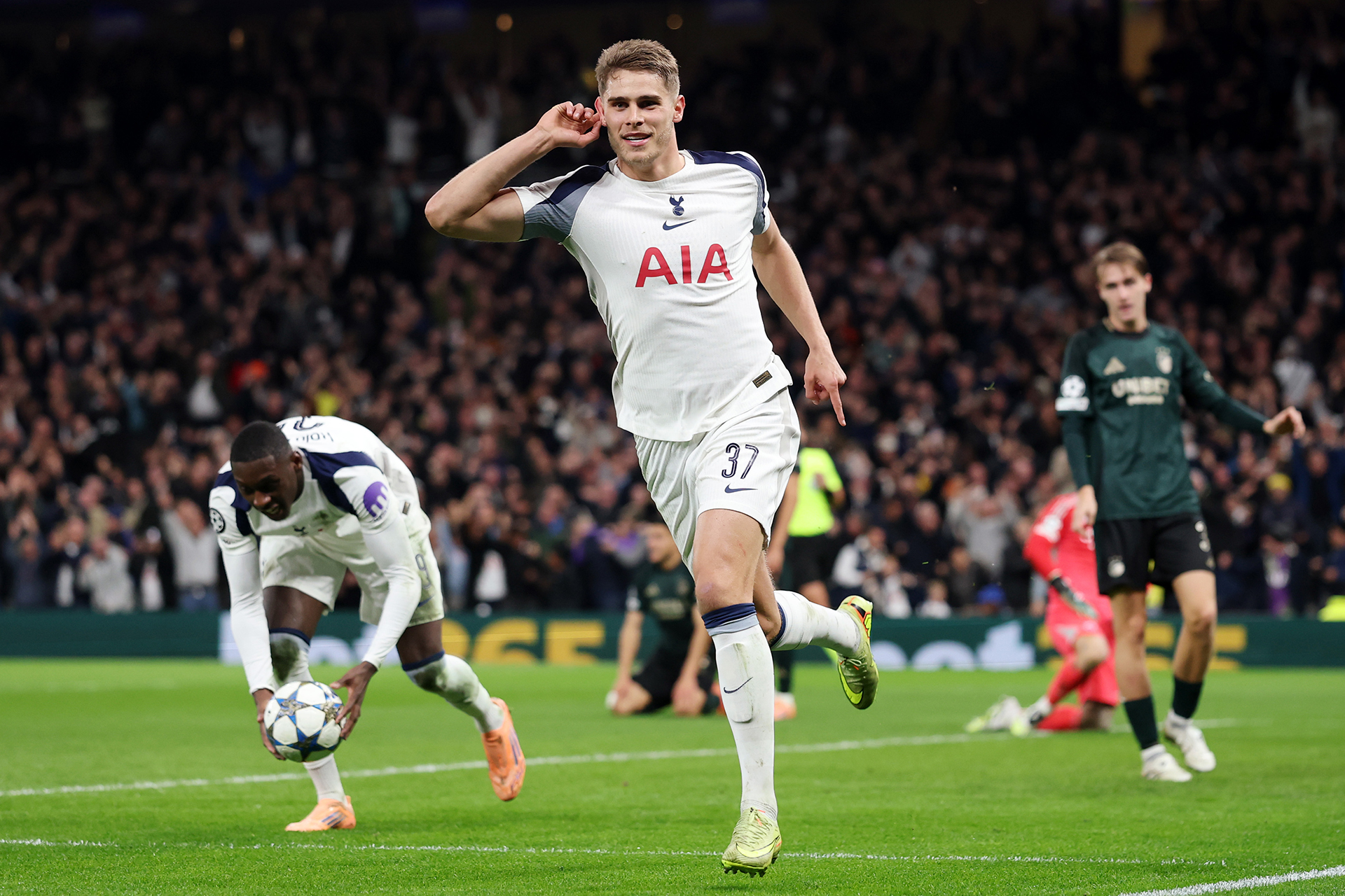 شاهد.. هدف خيالي من دي فين مدافع توتنهام بدوري الأبطال