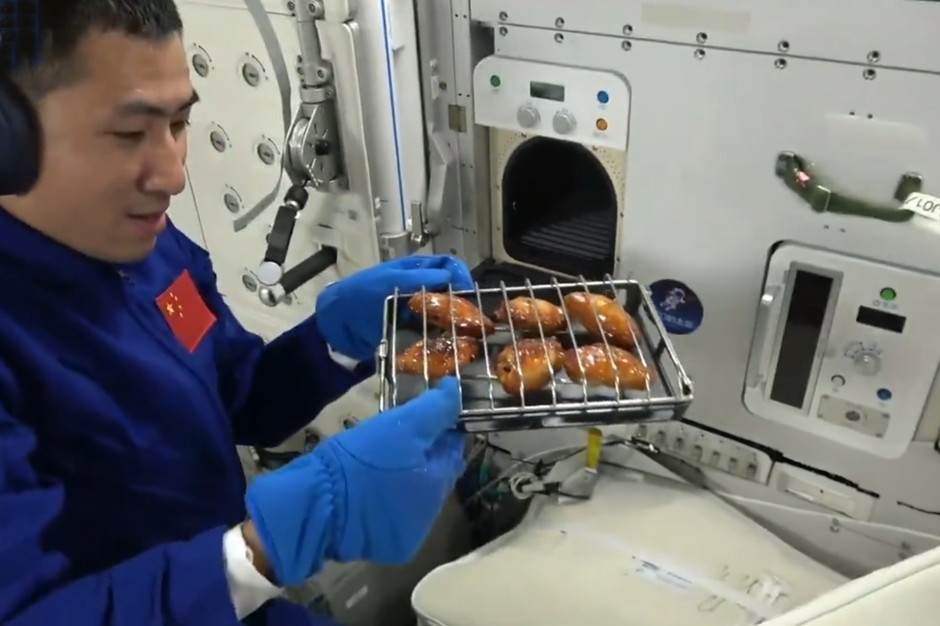 أول "حفل شواء" في الفضاء.. رواد صينيون يحتلفون بالإنجاز على طريقتهم