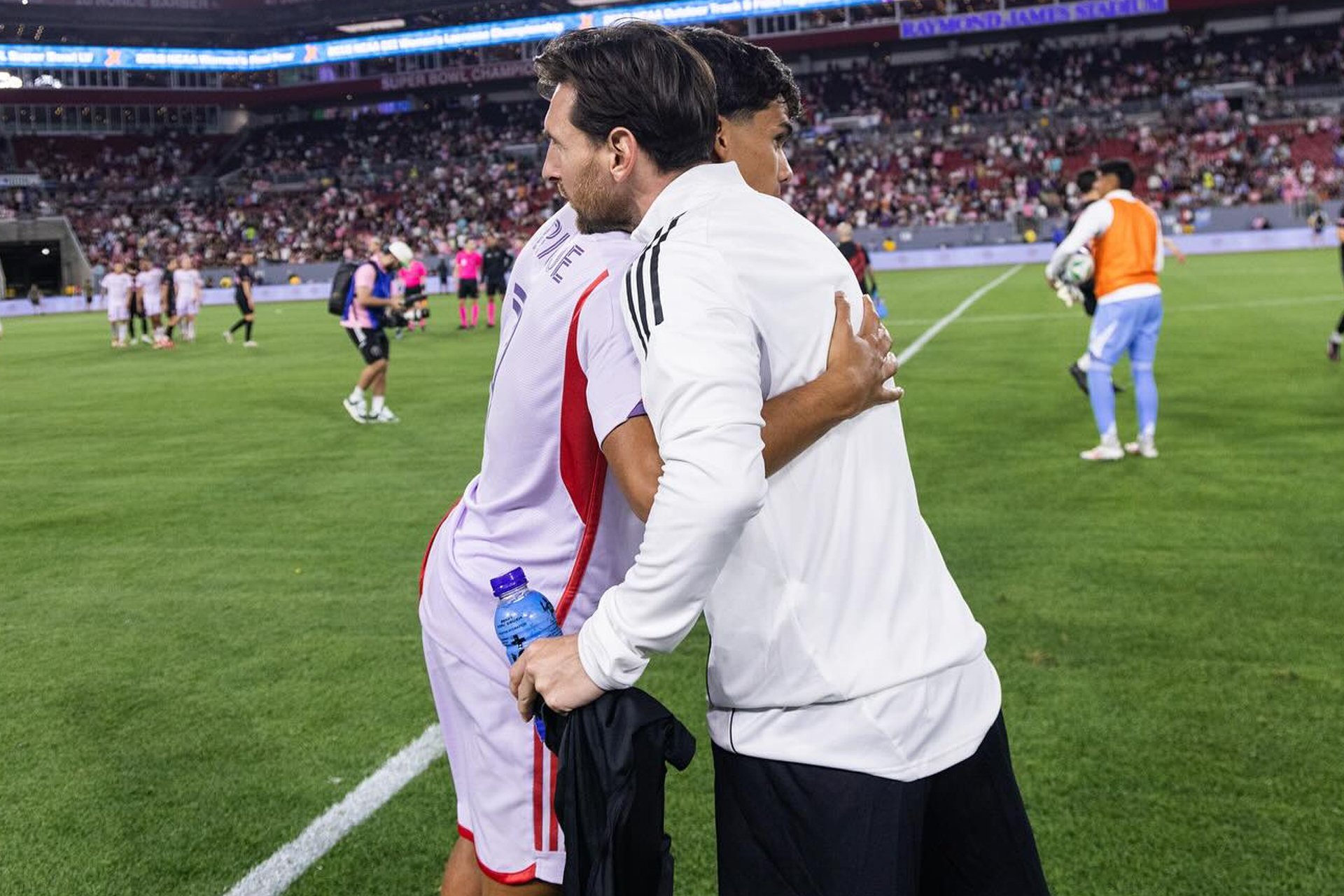 لاعب أرجنتيني يعيش تجربة فريدة مع ميسي ورونالدو