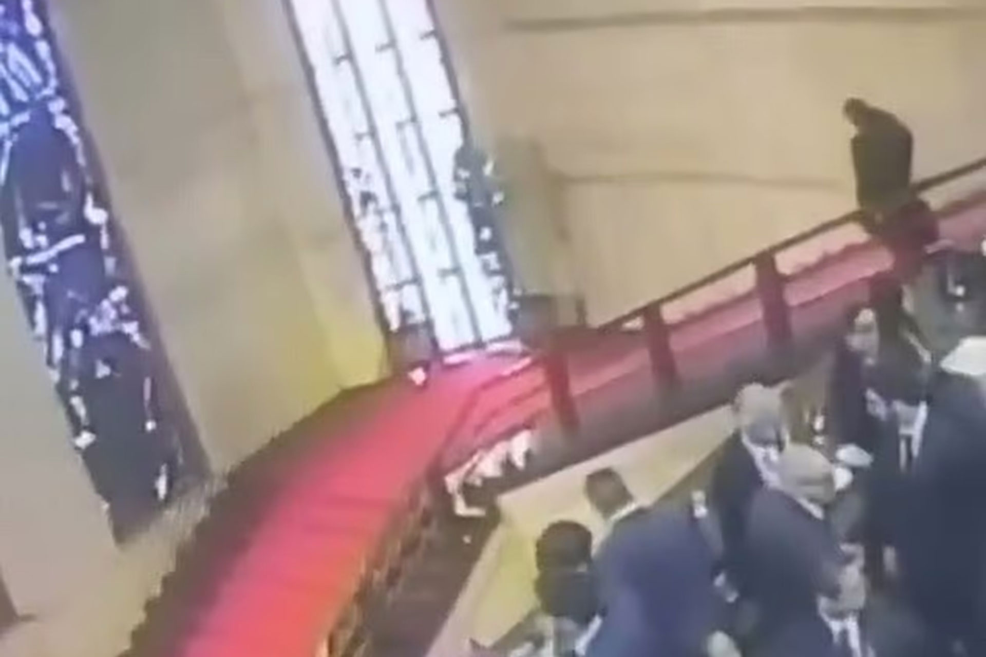 حطّم عملا فنيا عمره 90 عاما.. سياسي إيطالي يعتذر بعد "عثرة" فادحة