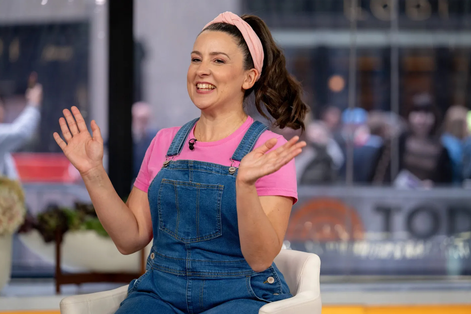 "امرأة العام" التي لم تنسَ غزة.. هكذا انتقلت "السيدة راشيل" من تعليم الأطفال للدفاع عنهم