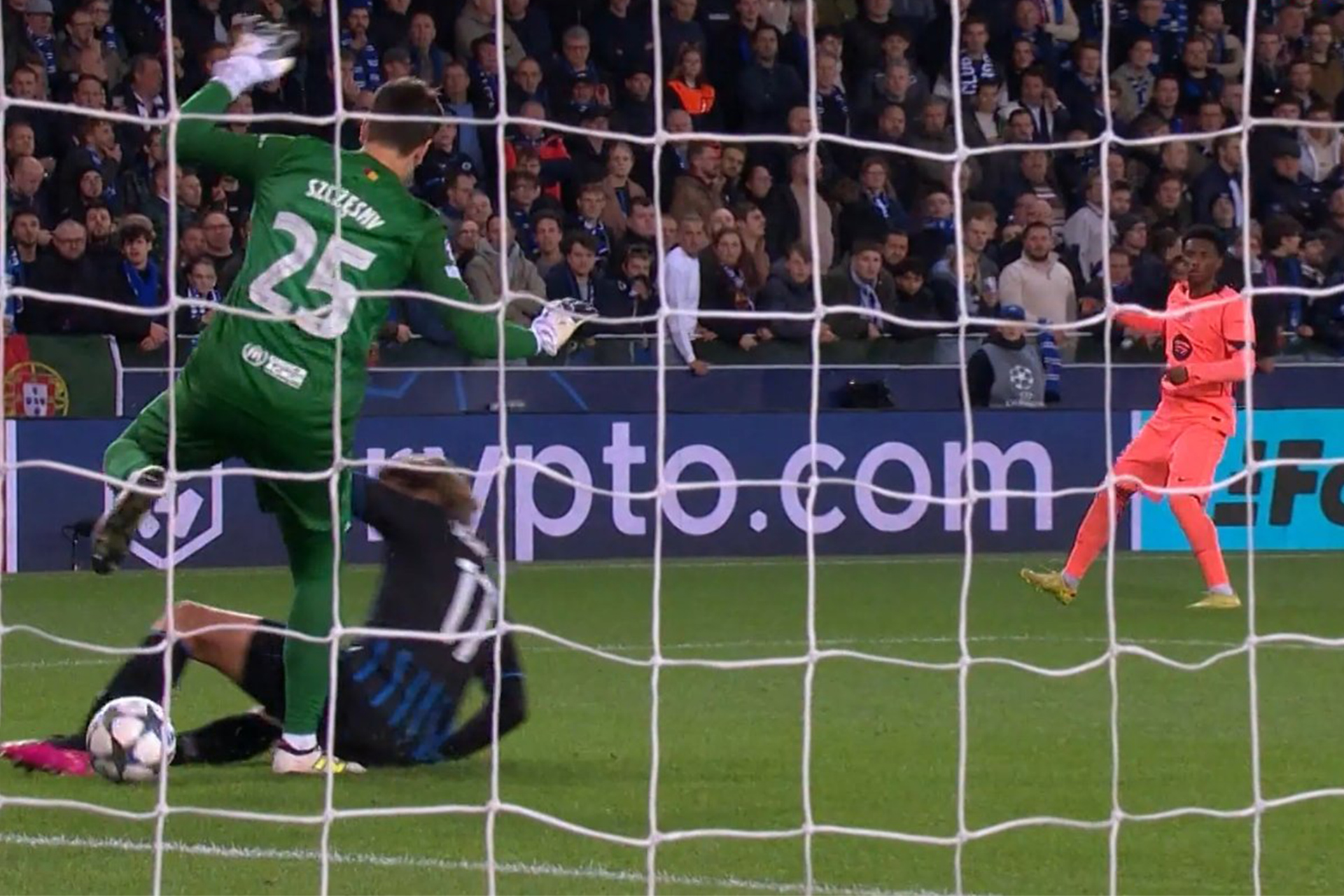 "فار" ينقذ برشلونة من خسارة قاتلة أمام كلوب بروج.. ما صحة قرار إلغاء الهدف؟