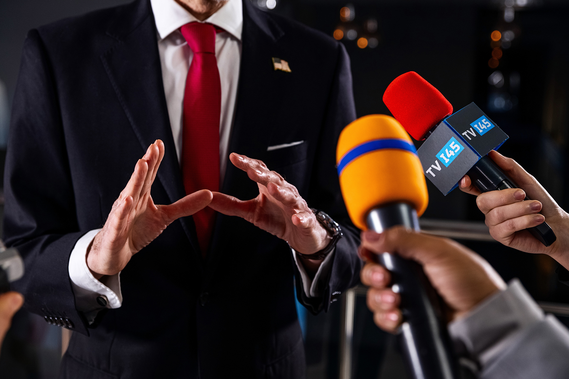 رسائل إبستين تُسلط الضوء على العلاقات بين الصحفيين والمصادر