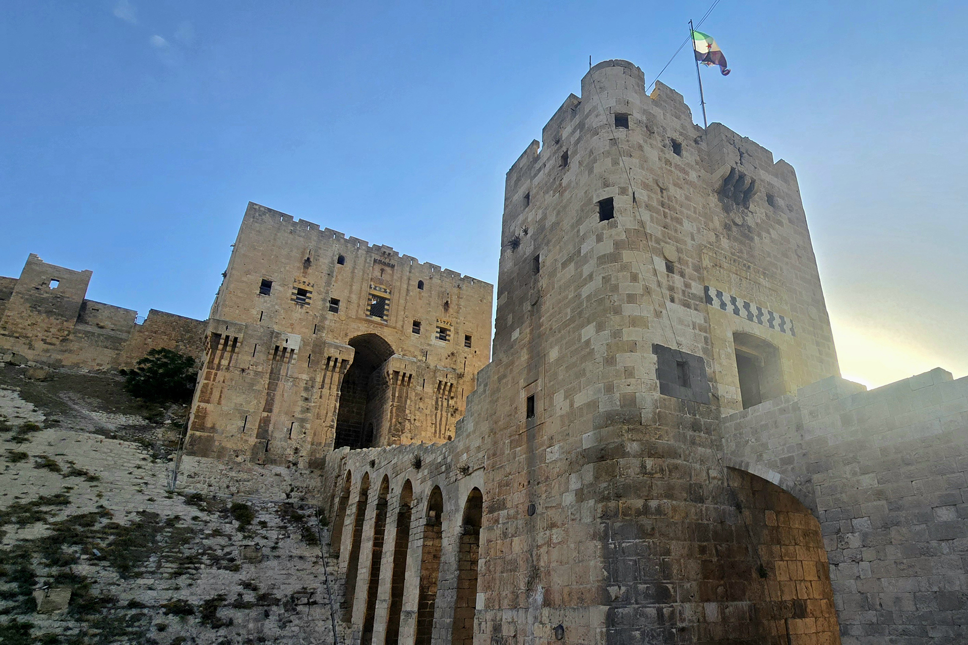 قلعة حلب.. حصن منيع تصارعت عليه الحضارات ولم يخضع إلا بالحيلة