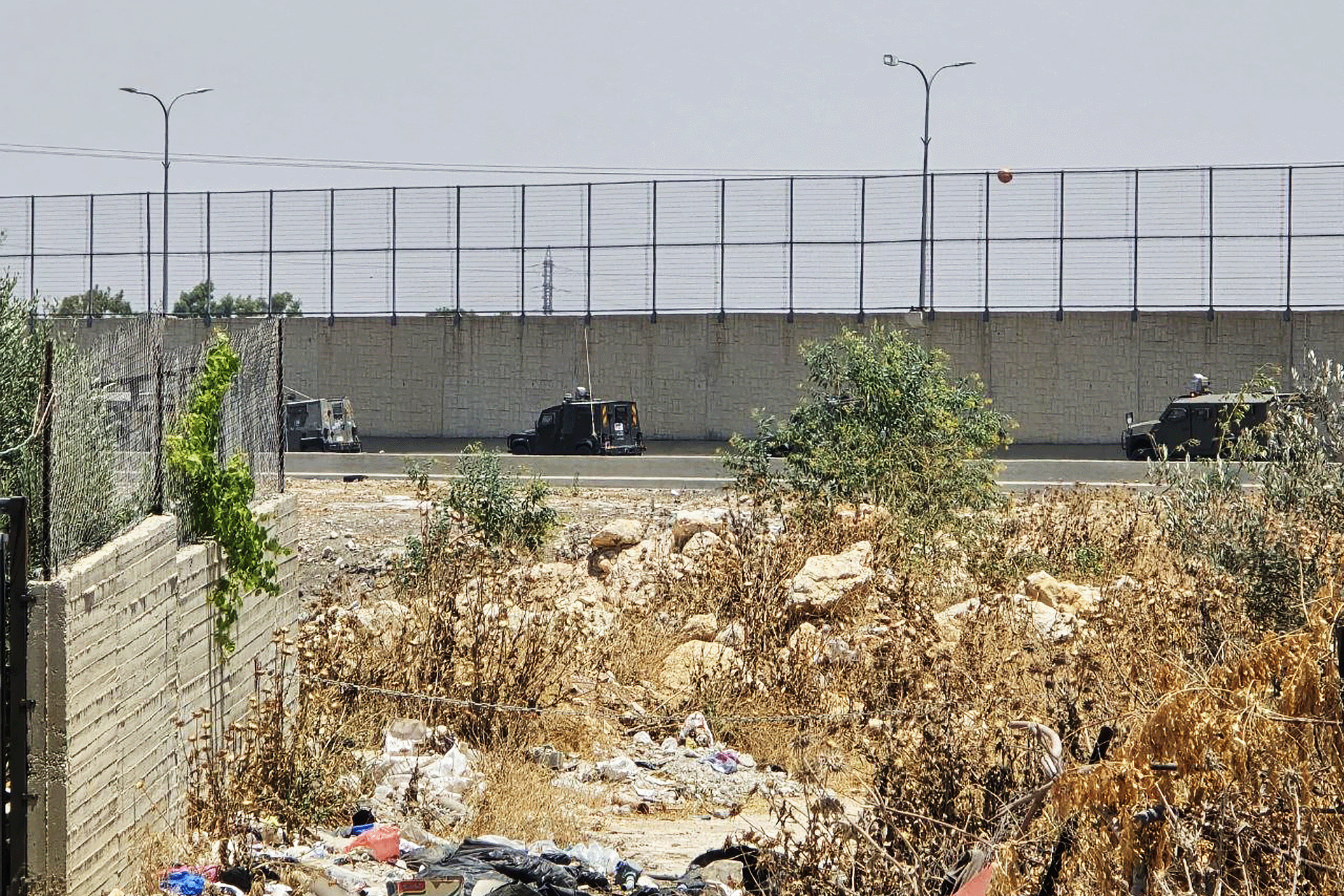 الاحتلال يصيب شابين بالقدس ويفجر مغارة ويدهم مناطق بالضفة الغربية