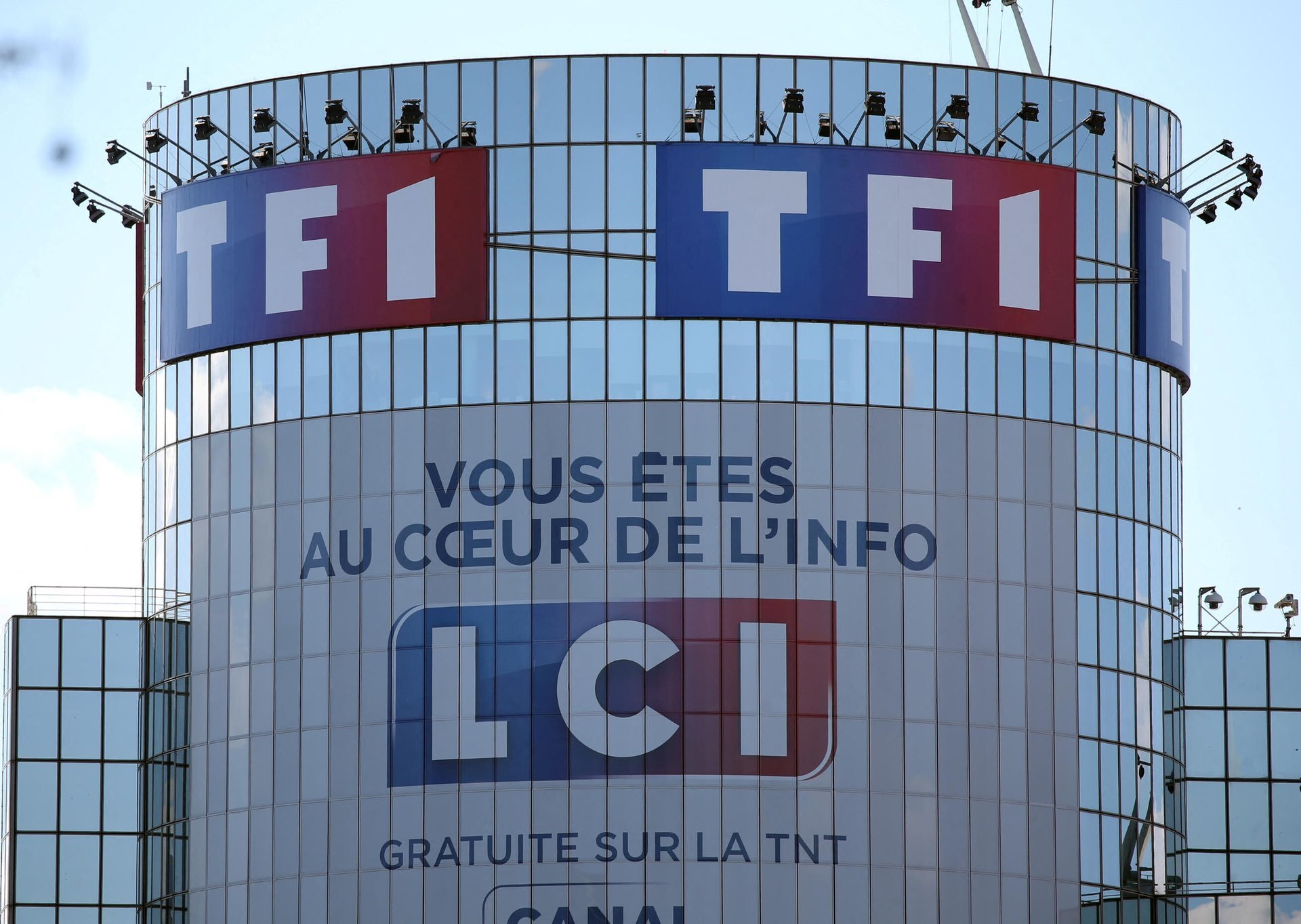 بسبب مخالفات.. مالي توقف بث قناتين فرنسيتين