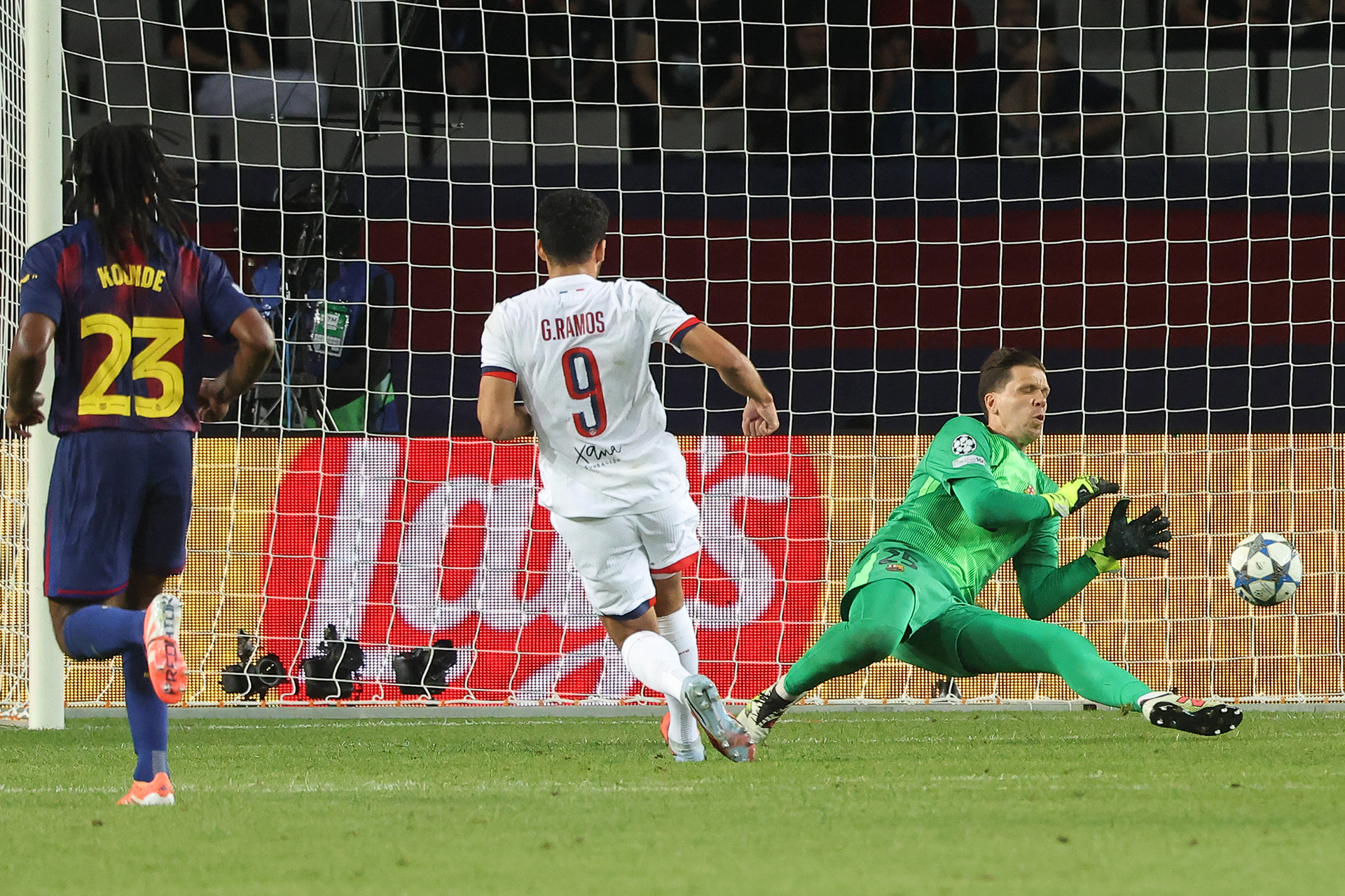 شقيق تشيزني: فويتشيك يفضل اللّعب حارسا بديلا مع برشلونة