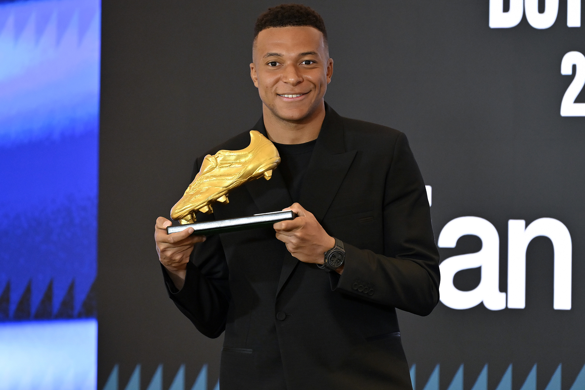 إنجاز ثلاثي فريد وغير مسبوق لمبابي نجم ريال مدريد