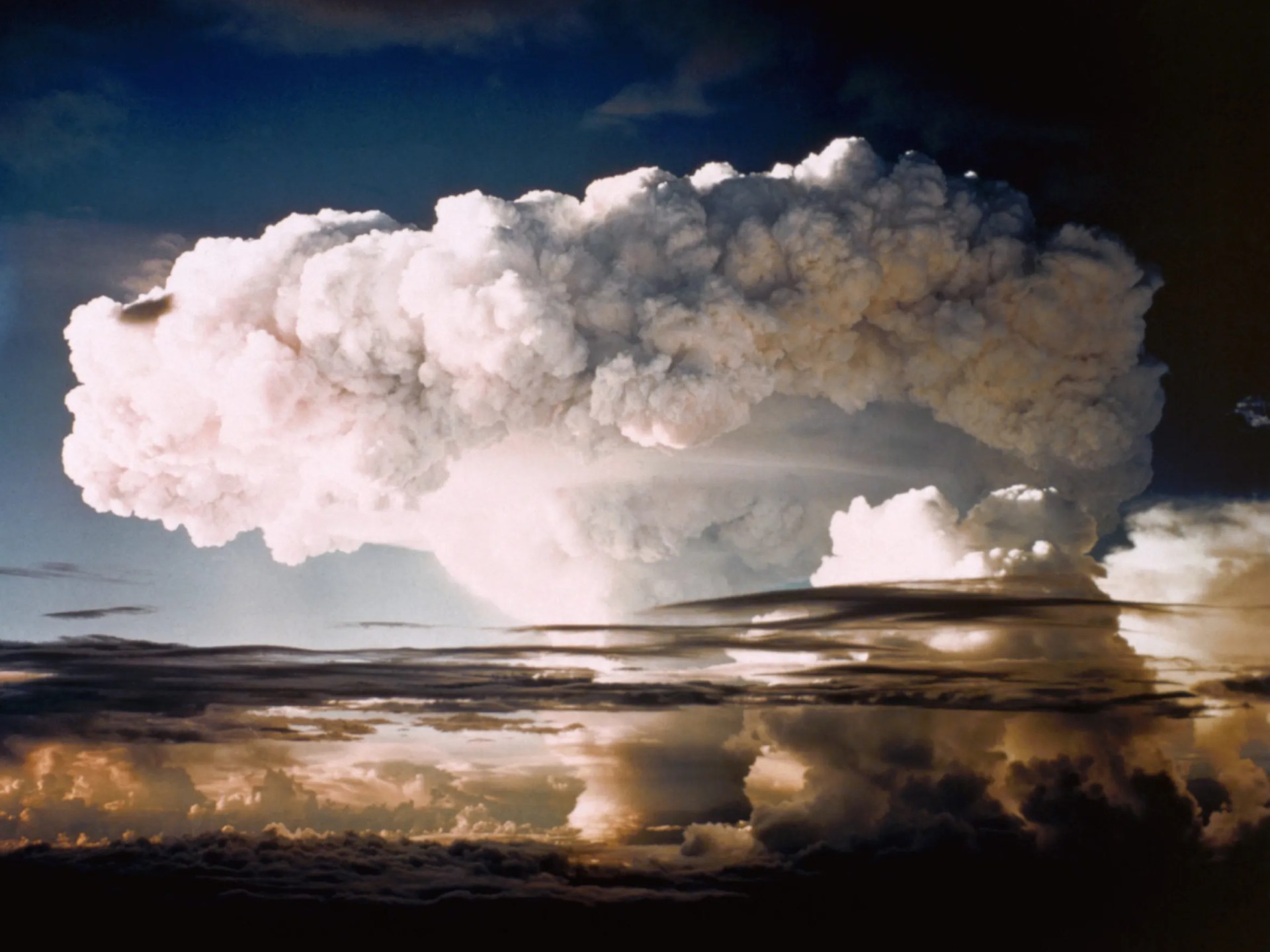 عالم فيزيائي: استئناف واشنطن التجارب النووية يشكل خطرا على البشرية