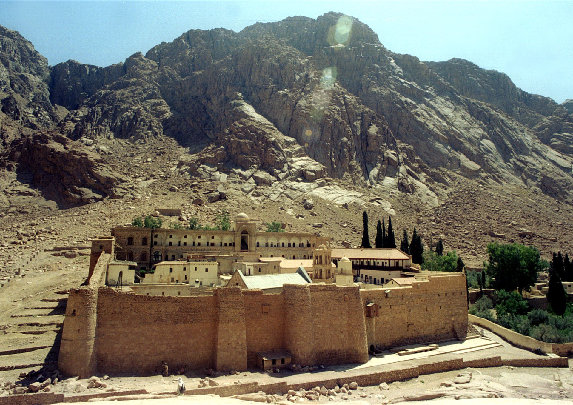 مع تحدي السياحة.. هل يحافظ دير سانت كاترين بعمر 1500 عام على سكينته؟