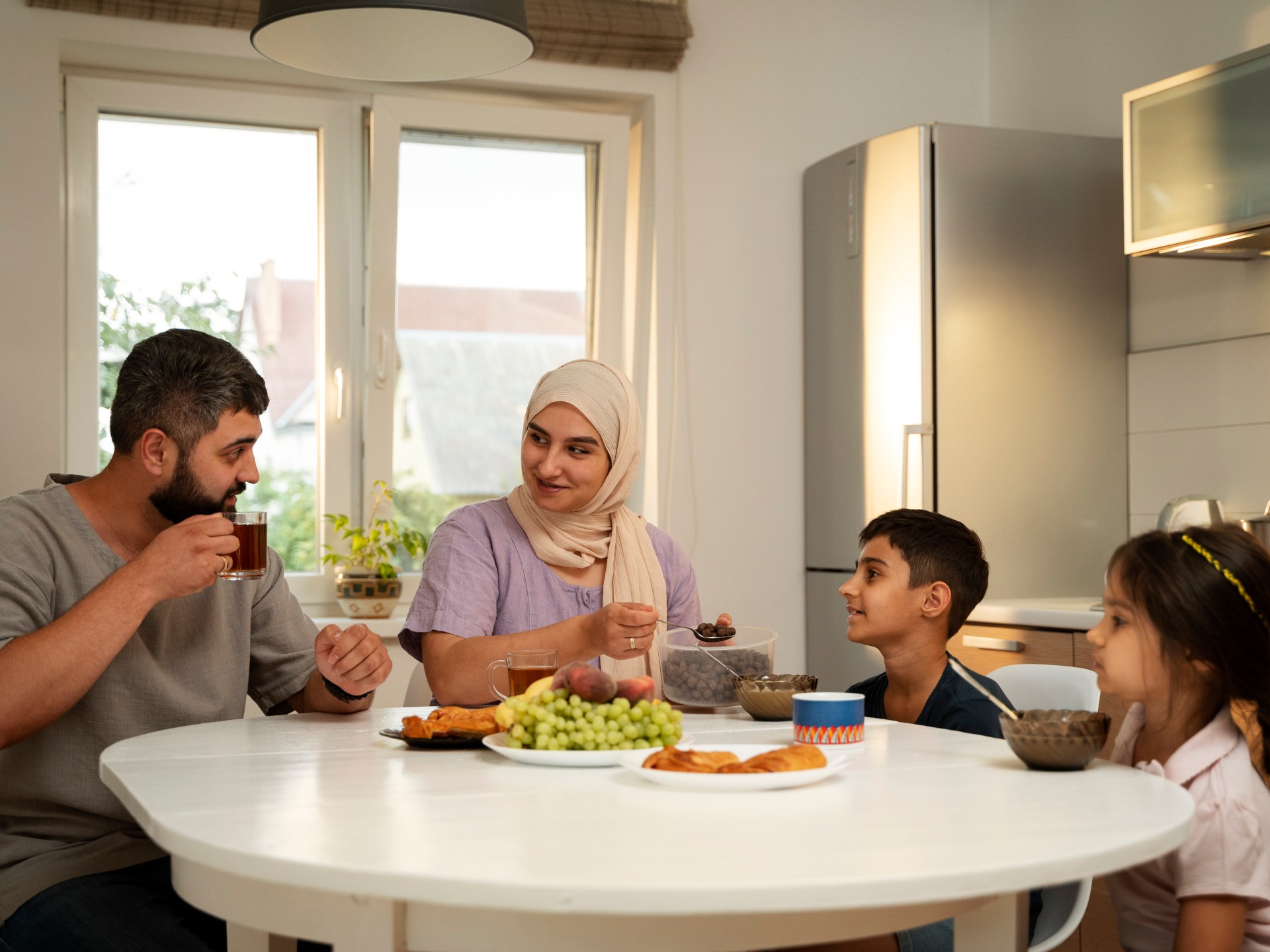 كيف تتحدث مع ابنك عن وزنه بطريقة داعمة بدون تجريح؟