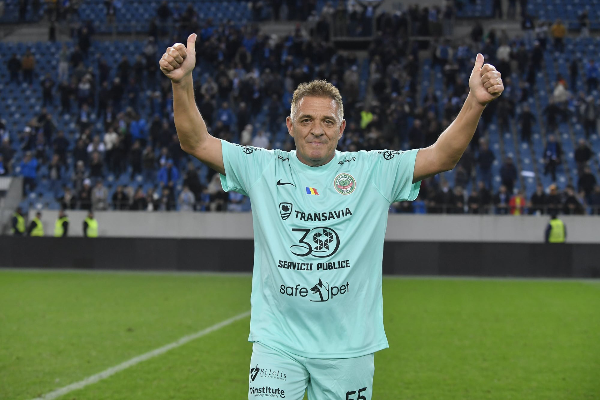 شاهد.. رئيس ناد يعود للعب بعمر 61 عاما