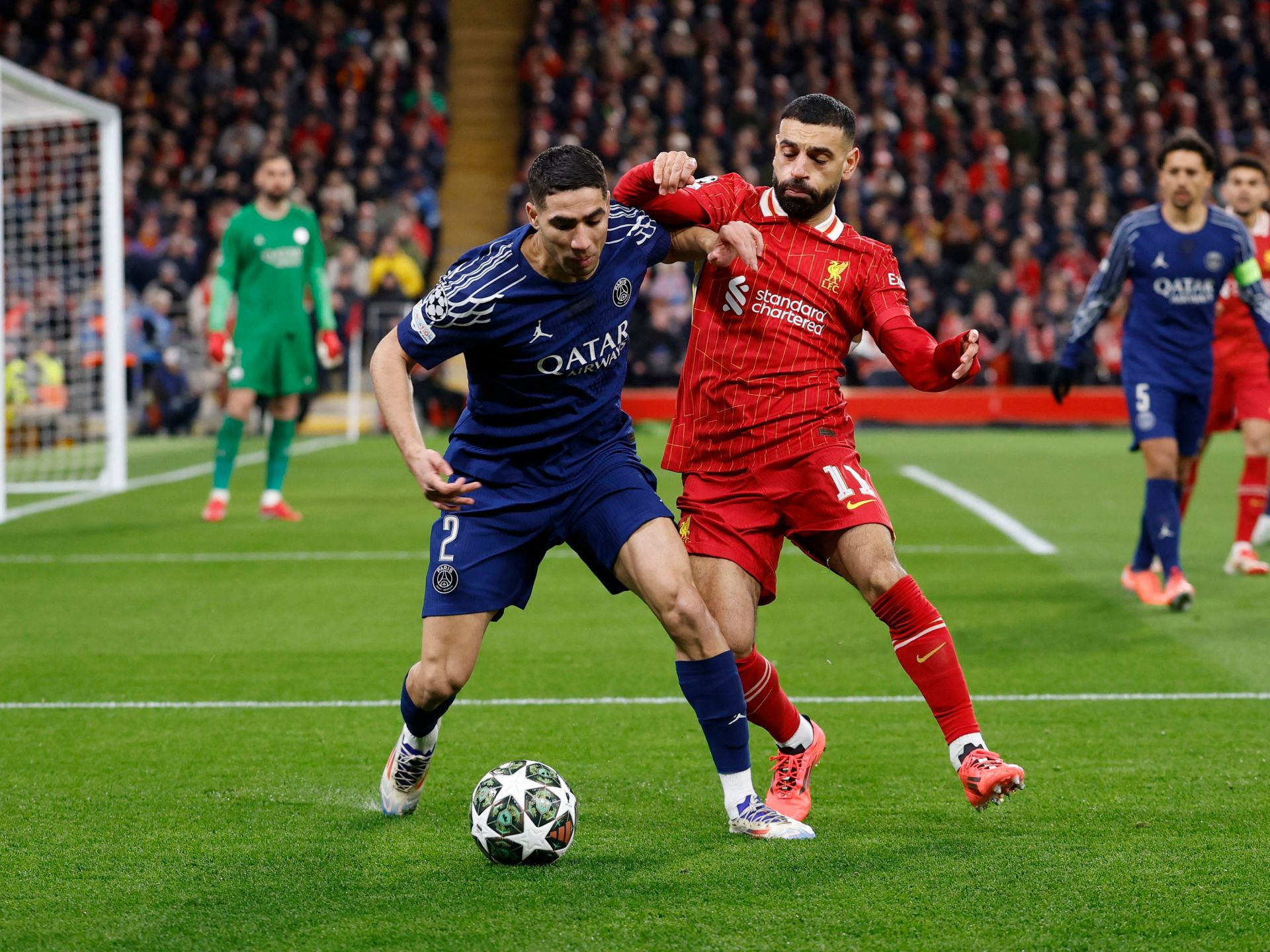 هل ينتزع أشرف حكيمي عرش نجومية أفريقيا من محمد صلاح؟