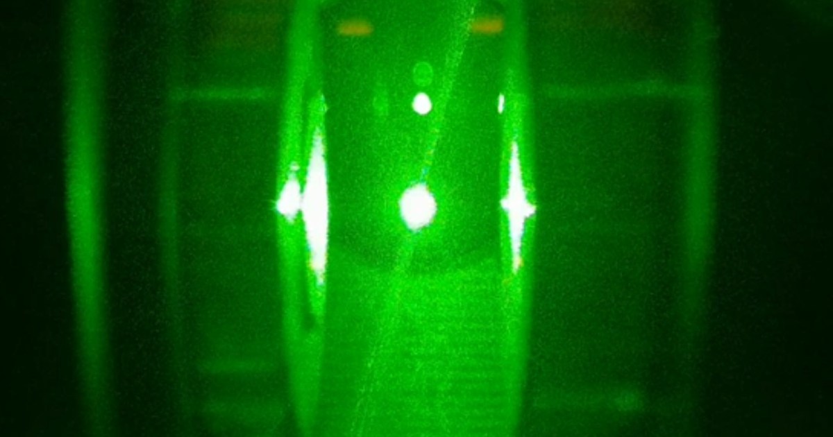 "ملقط من الضوء".. كيف يساعد الليزر العلماء على كشف سر البرق؟