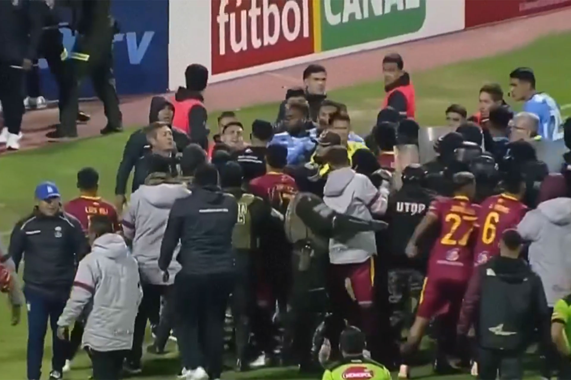 شاهد.. معركة بالملعب و17 حالة طرد في مباراة بكأس بوليفيا