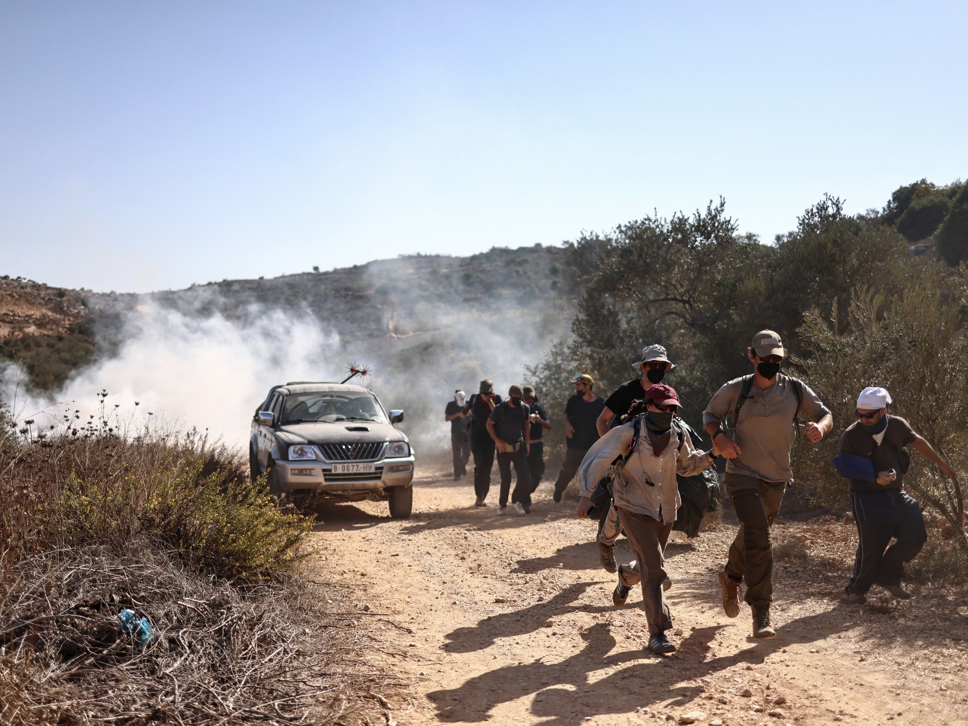 مستوطنون يقتحمون مدرسة والاحتلال يعتقل 15 فلسطينيا بالضفة