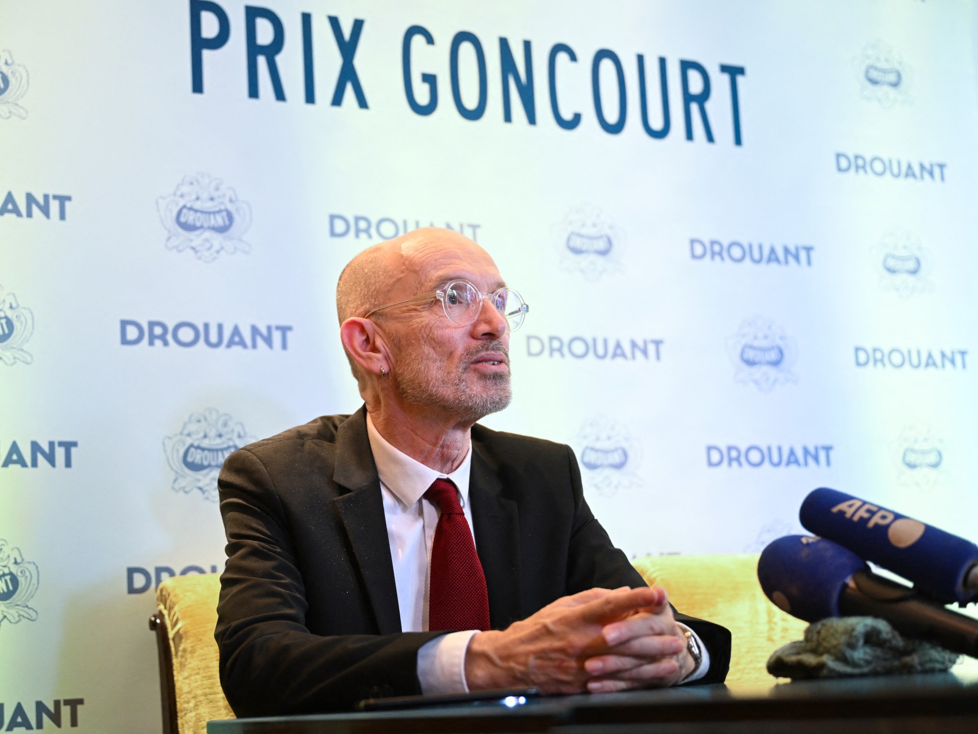 "البيت الفارغ" والملاحم العائلية يمنحان الفرنسي لوران موفينييه جائزة غونكور العريقة