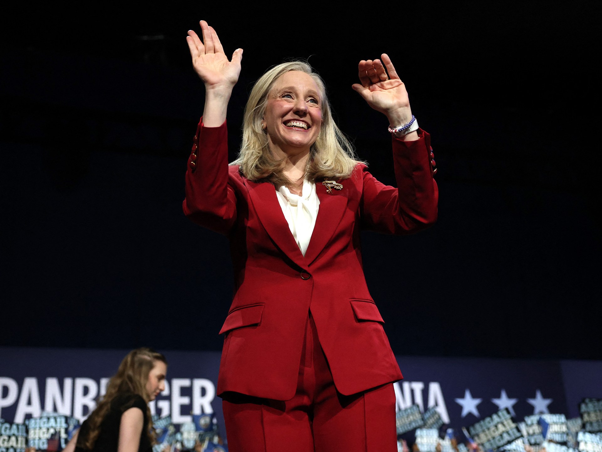 أبيغيل سبانبرغر.. ضابطة استخبارات تحكم ولاية فرجينيا