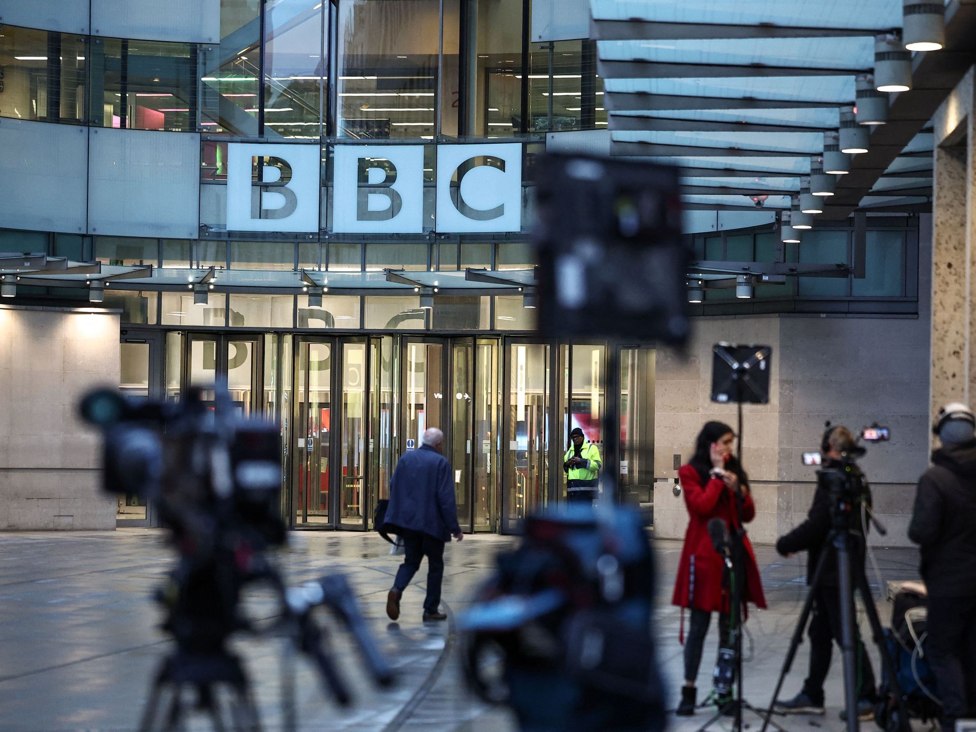 نيويورك تايمز: أزمة "بي بي سي" هي الأكثر خطورة منذ عقود