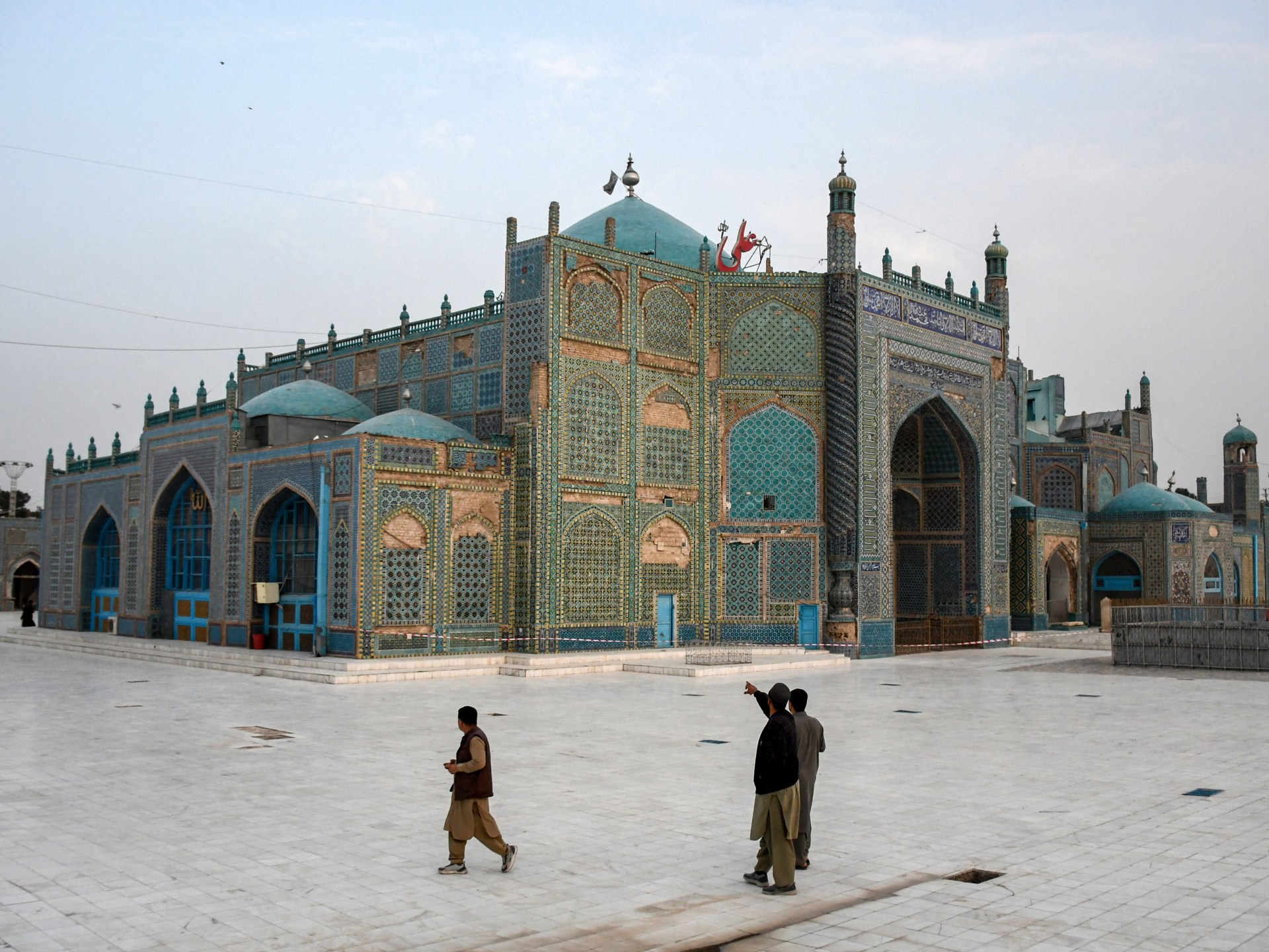 "المسجد الأزرق" تحفة العمارة الإسلامية في أفغانستان