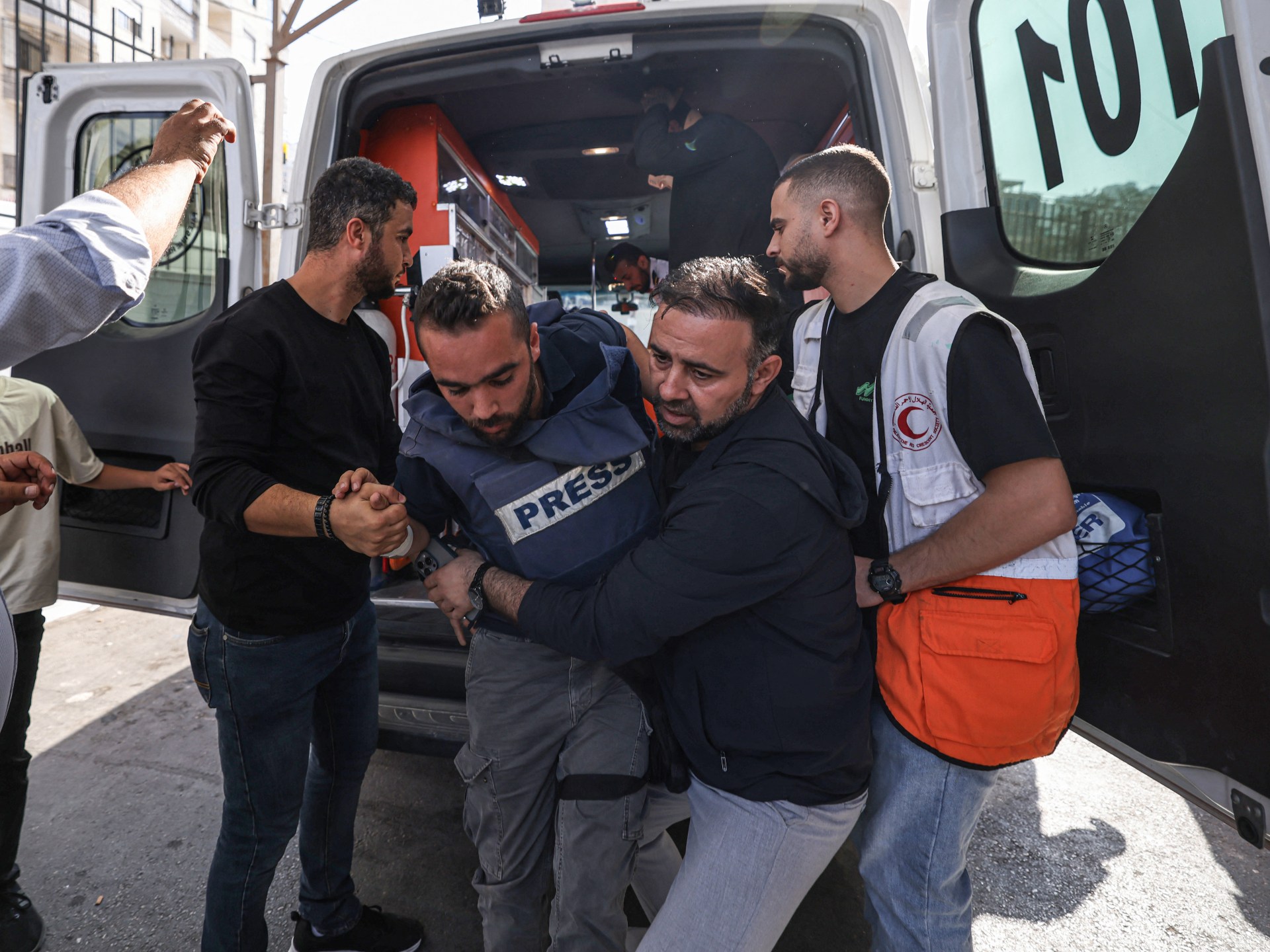 إرهاب غير مسبوق.. المستوطنون اعتدوا على 23 صحفيا بالضفة في 2025