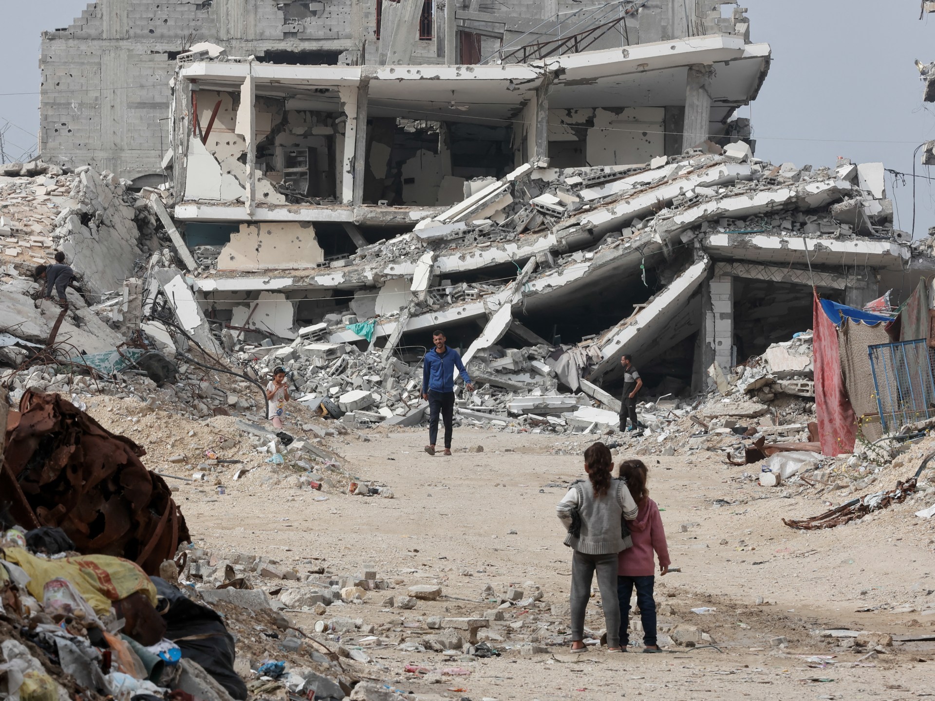 غزة مباشر.. غارات داخل "الخط الأصفر" واقتحامات واعتقالات بالضفة الغربية