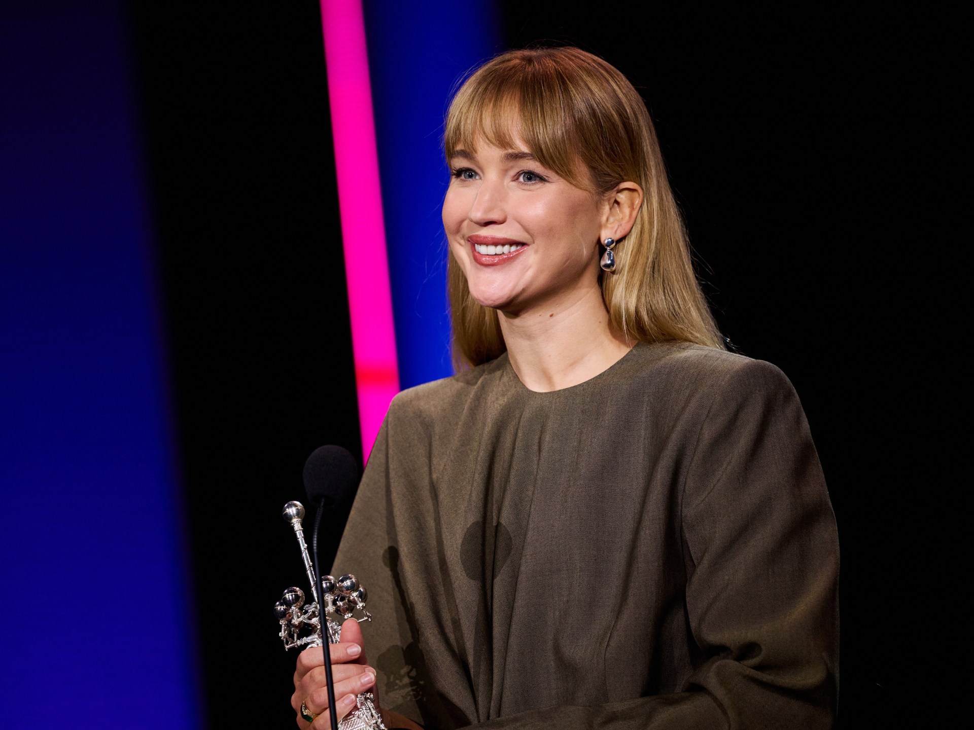 جنيفر لورانس تنتقد إقحام النجوم في السياسة وتستعد لعمل مع سكورسيزي ودي كابريو