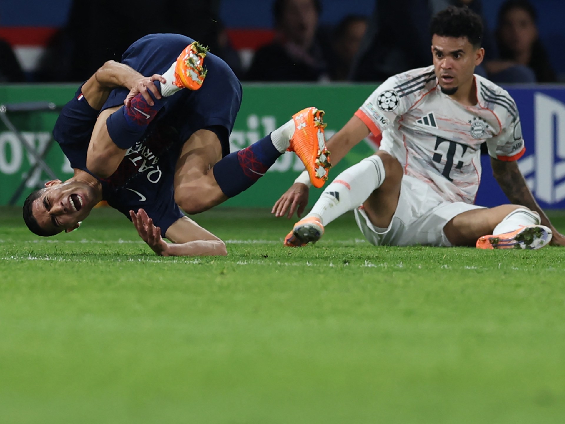 شاهد.. حكيمي يخرج مصابا وباكيا من مباراة بايرن ميونخ