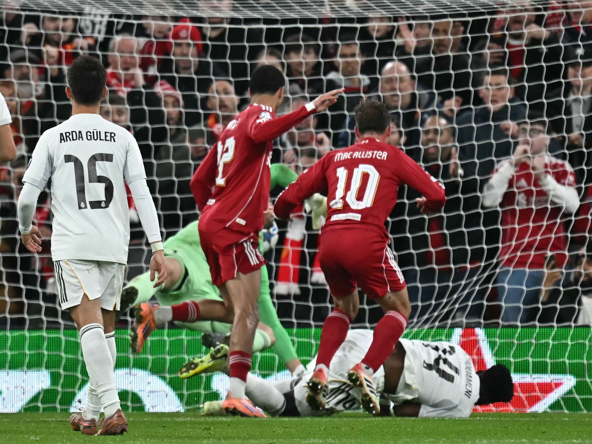 أتلتيكو يسخر من جاره ريال مدريد بعد خسارته أمام ليفربول