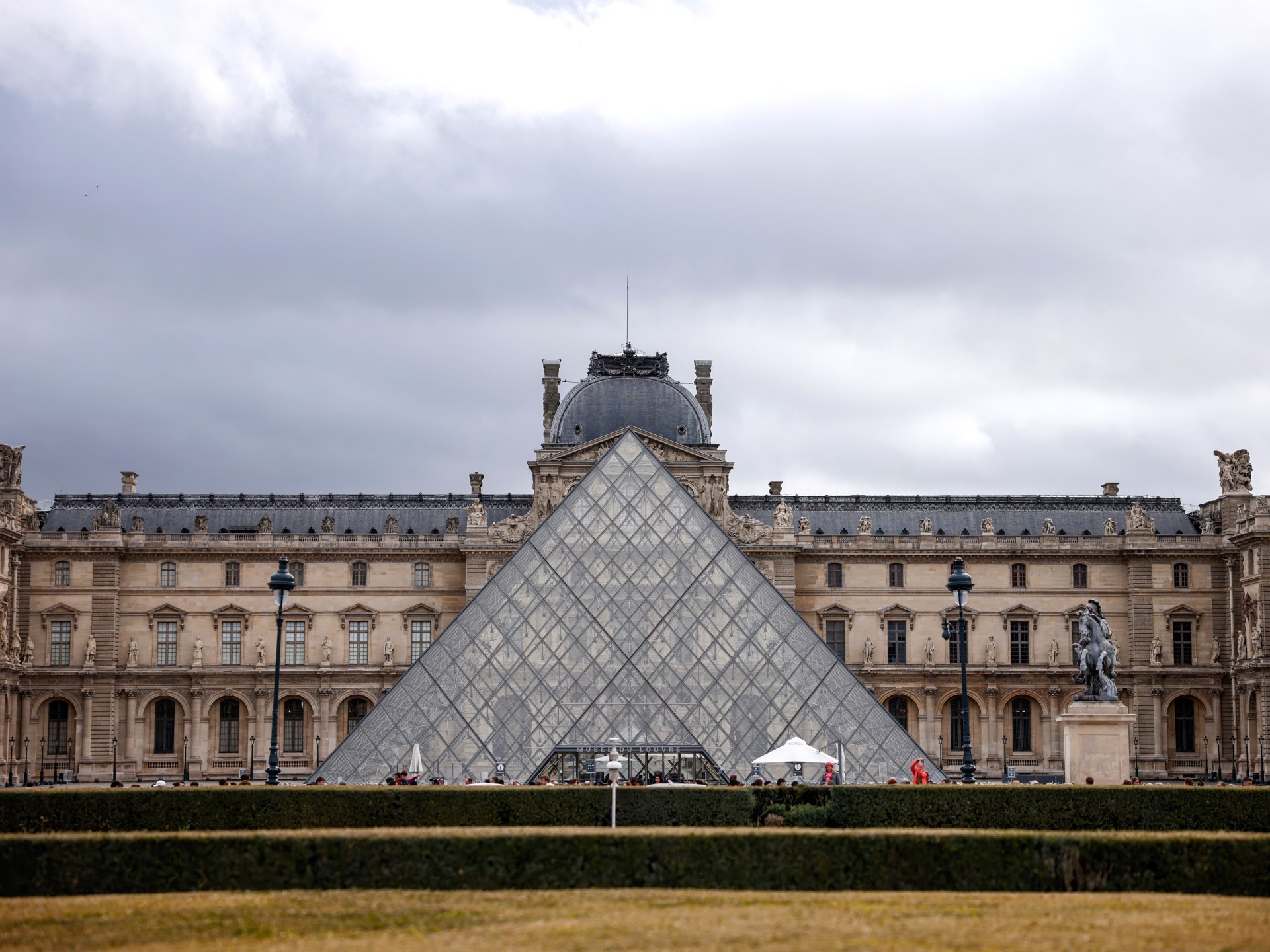 اللوفر.. من قلعة لملوك فرنسا إلى أحد أشهر متاحف العالم