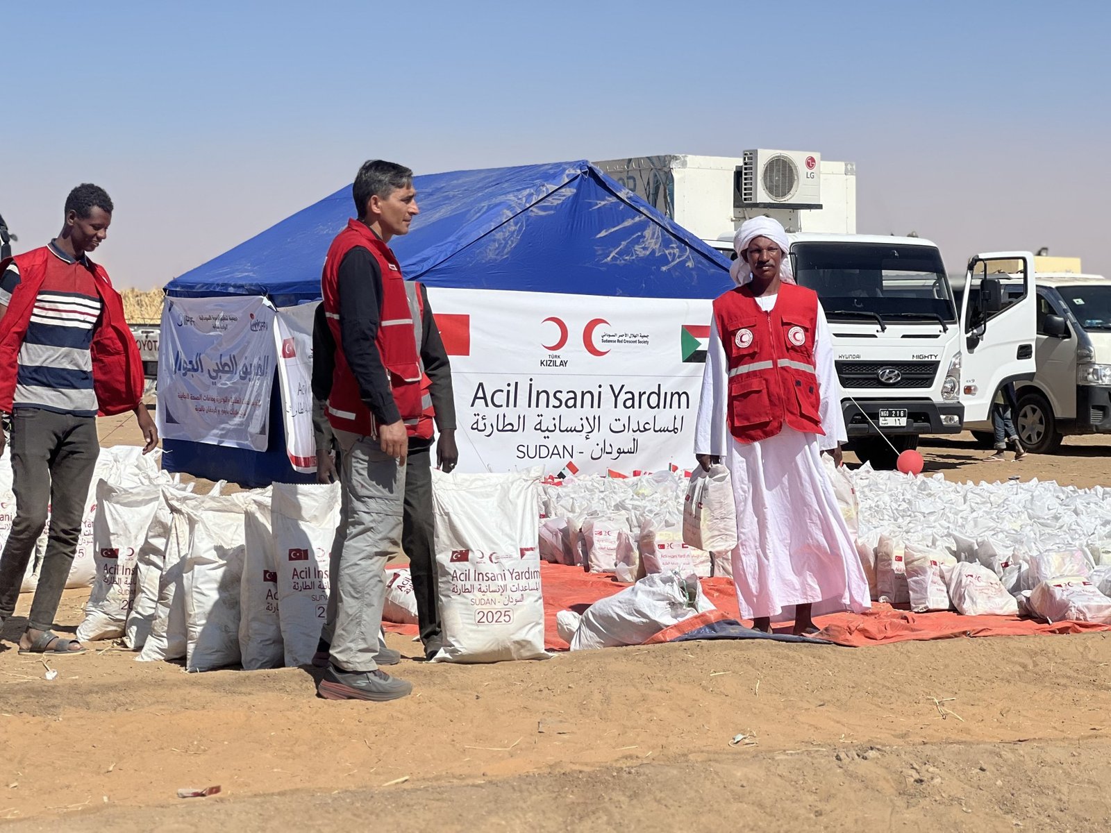 الهلال الأحمر التركي يقدم مساعدات غذائية لنازحي الفاشر بالسودان 5 fde 2 1763275759