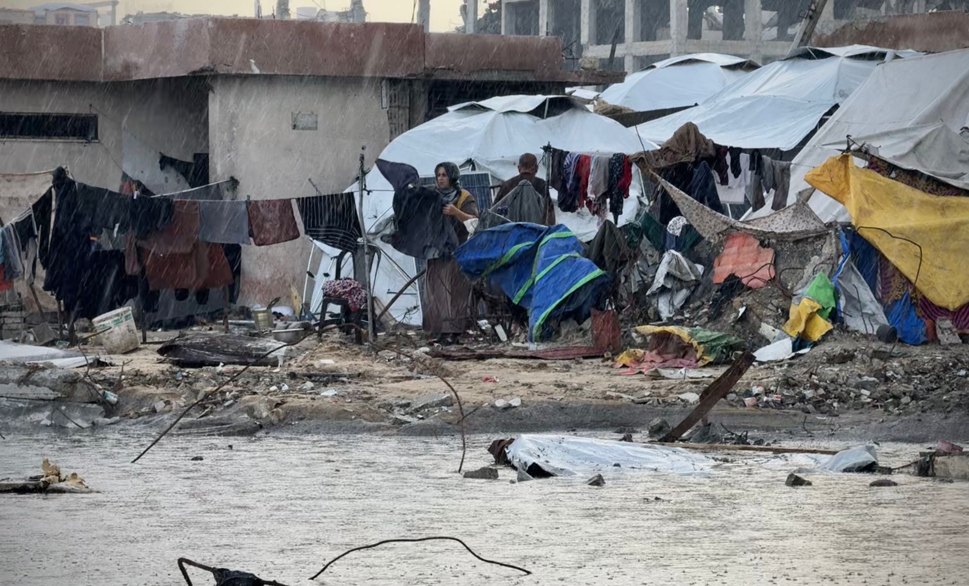 288 ألف أسرة يبيتون بخيام بالية بغزة وحماس تطلق نداء للعالم