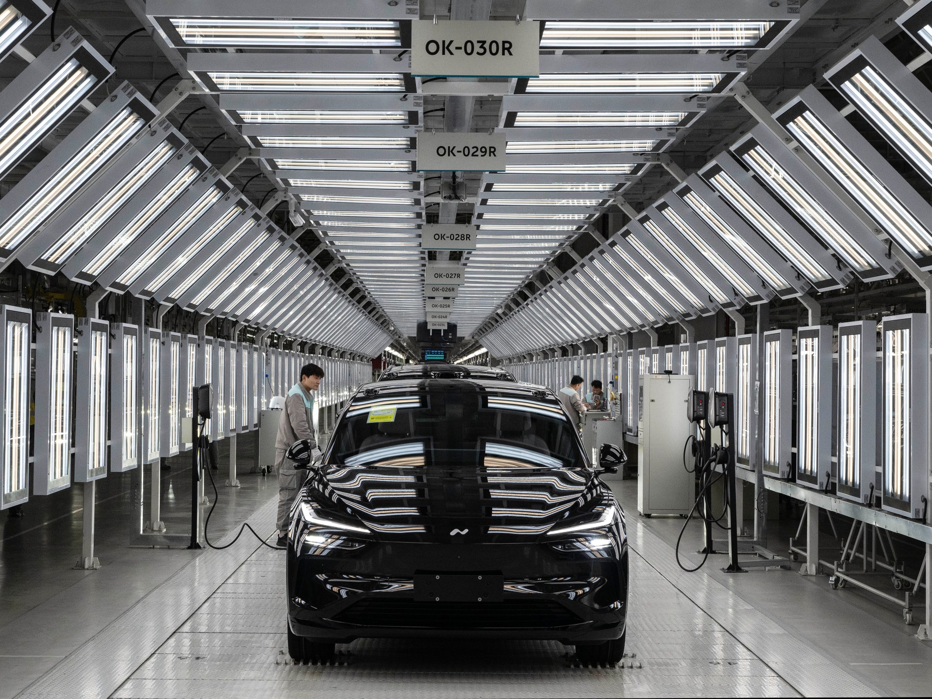 الفيزياء تمهد لجيل جديد من البطاريات قد يتلاعب باقتصاد السيارات الكهربائية