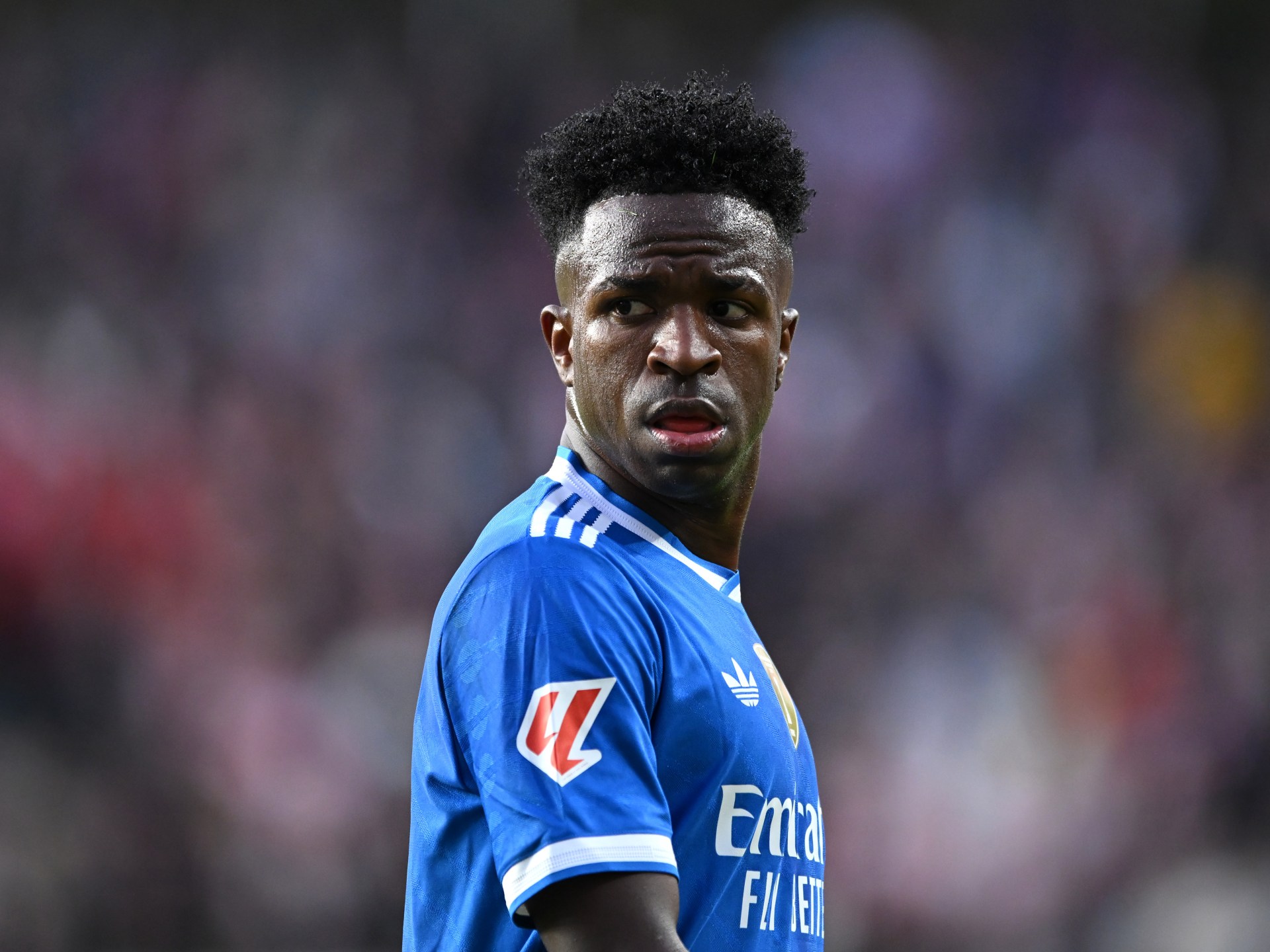 فينيسيوس نجم ريال مدريد يعود لعاداته القديمة.. استفزاز جماهير وإهانة لاعب