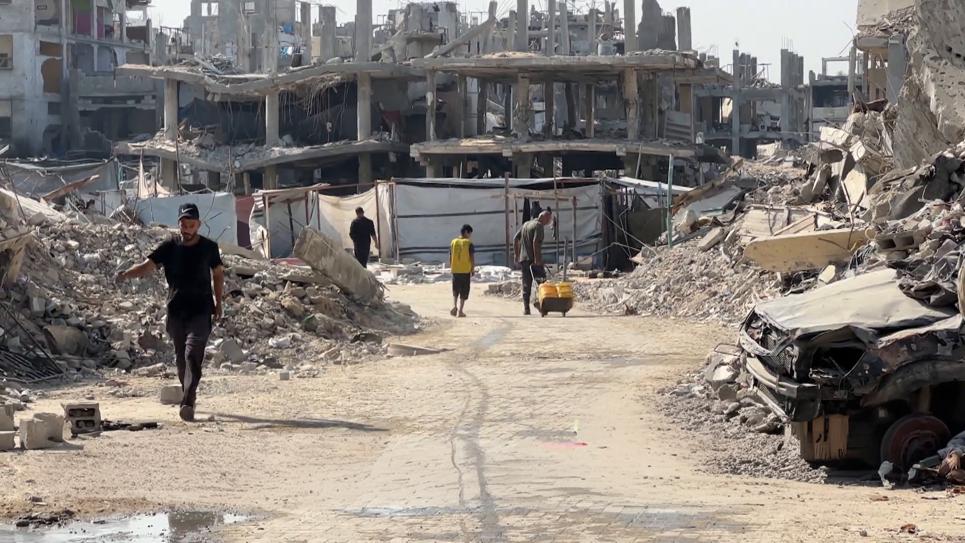 كاميرا الجزيرة ترصد معاناة النازحين الفلسطينيين في مخيم جباليا
