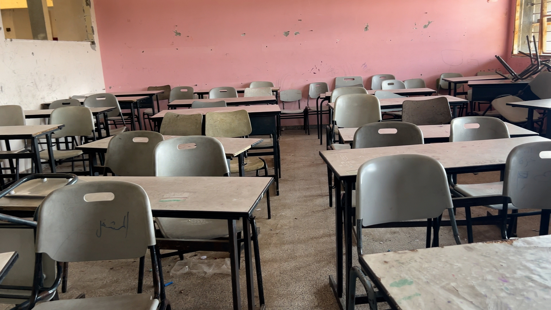 عودة "مؤقتة وهشّة" للتعليم بمدارس يتقاسمها النازحون والطلبة بغزة