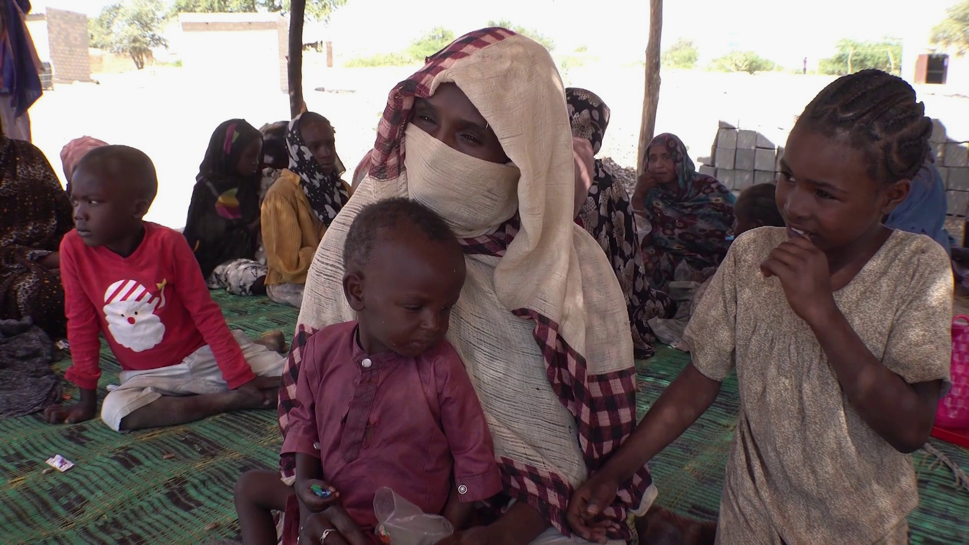 لاجئون سودانيون يعبرون إلى تشاد سيرا على الأقدام هربا من الحرب