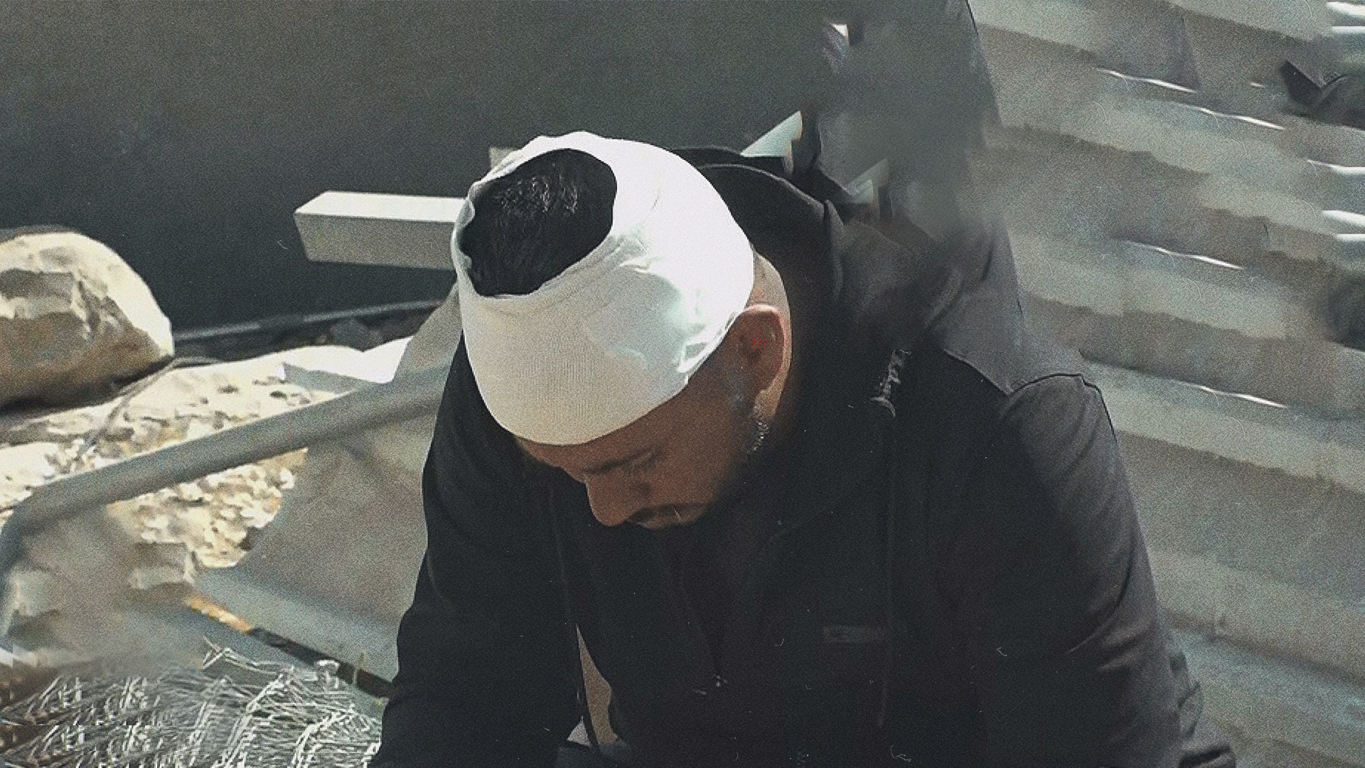مراسل الجزيرة يسلط الضوء على الحالة الصحية لشاب أصيب في الخليل