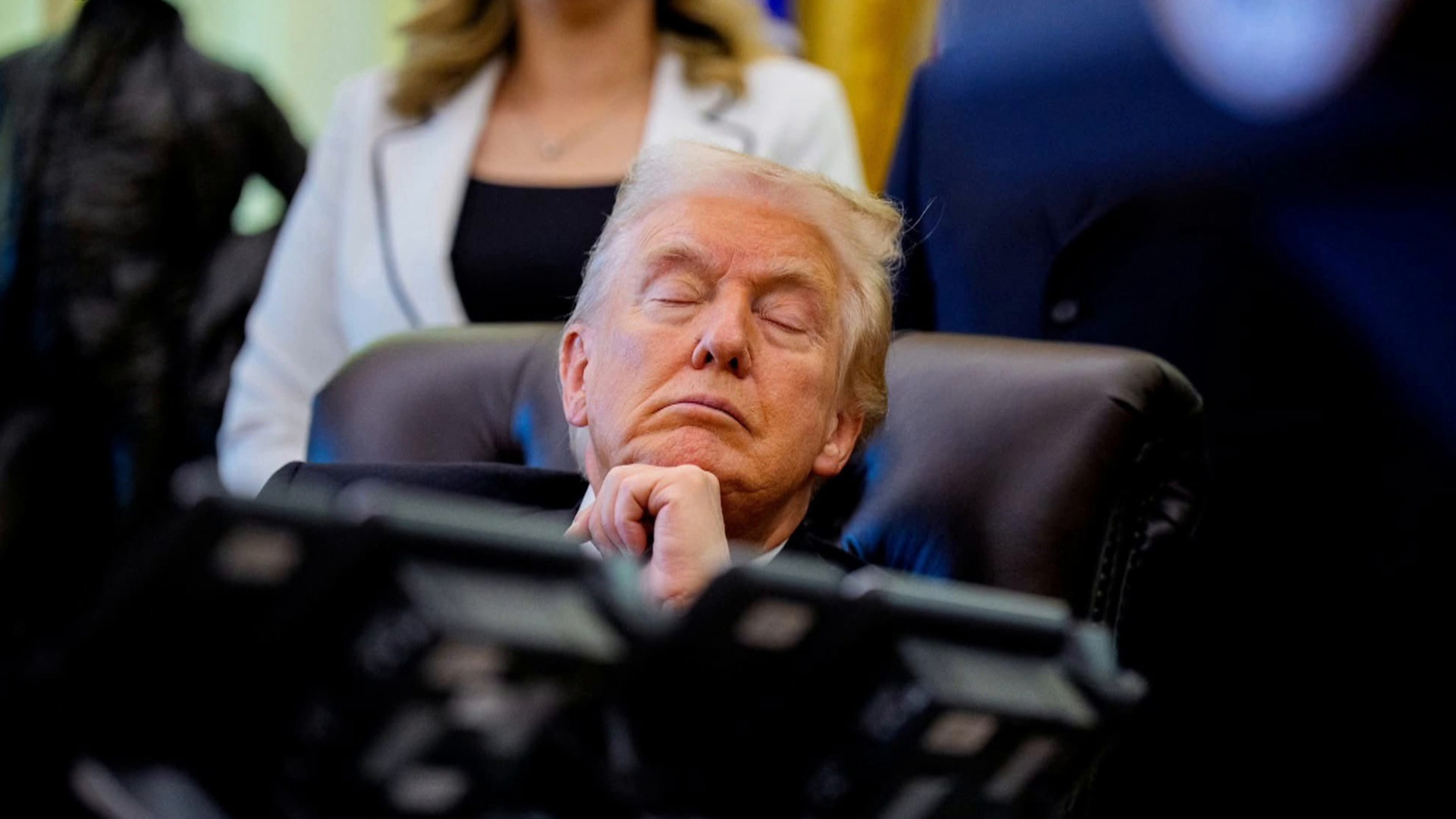 ترامب يغفو بمؤتمر صحفي ويثير سخرية وتفاعلا على المنصات