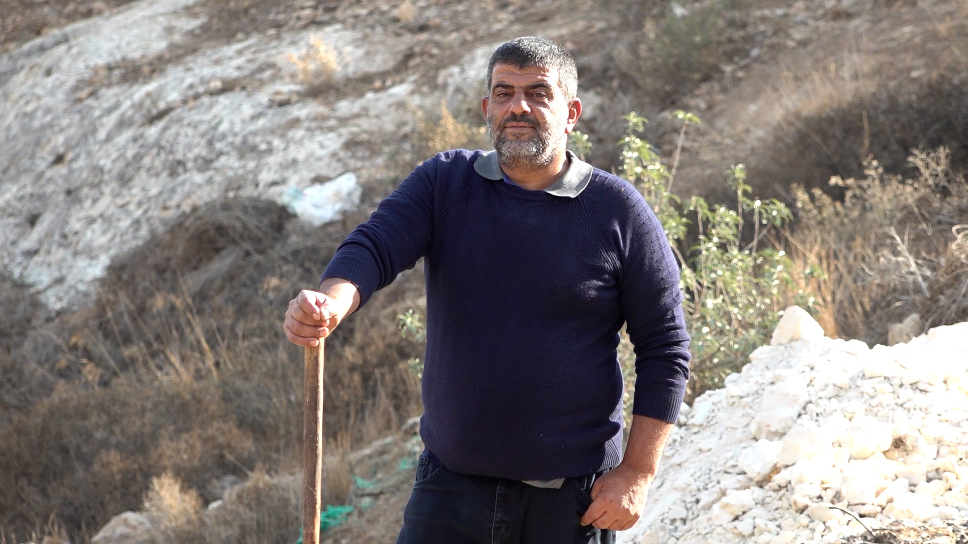 فيديو.. المزارع الفلسطيني شلالدة يقارع المستوطنين وحيدا